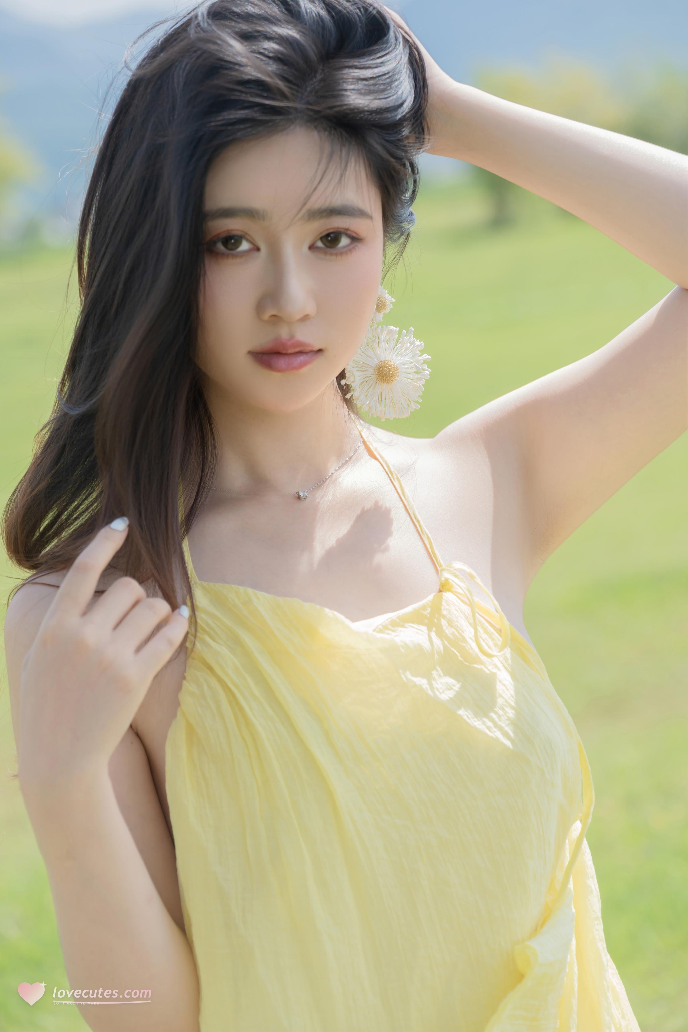 [Photos] Nnian - Green Field Yellow Veil: Outdoor Nude Shoot with Stunning Legs 83P