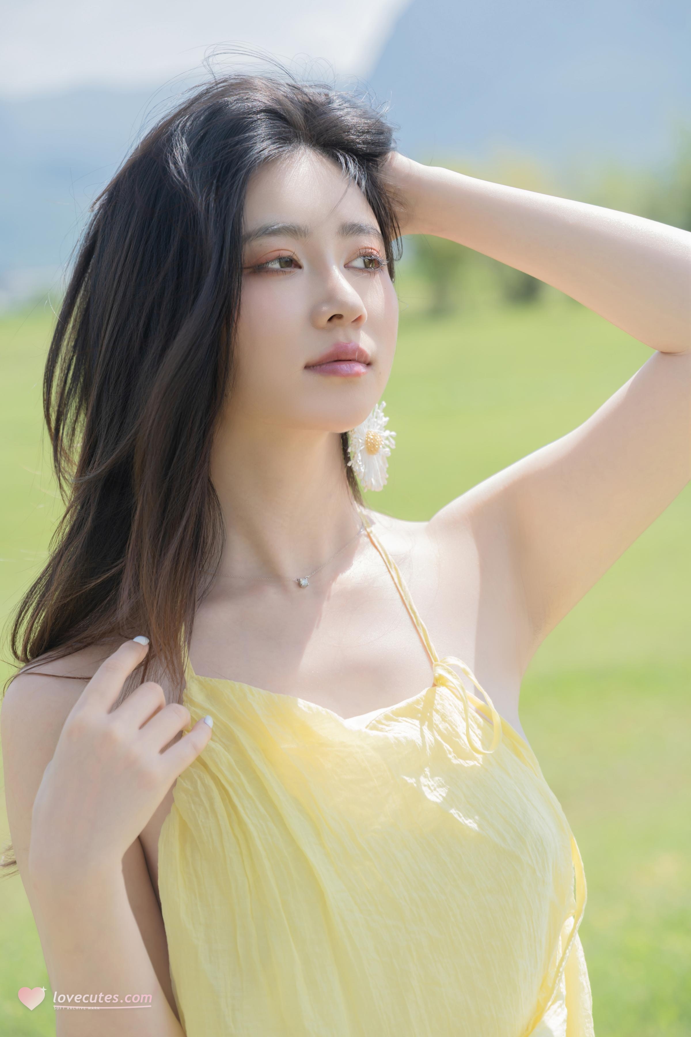 [Photos] Nnian - Green Field Yellow Veil: Outdoor Nude Shoot with Stunning Legs 83P