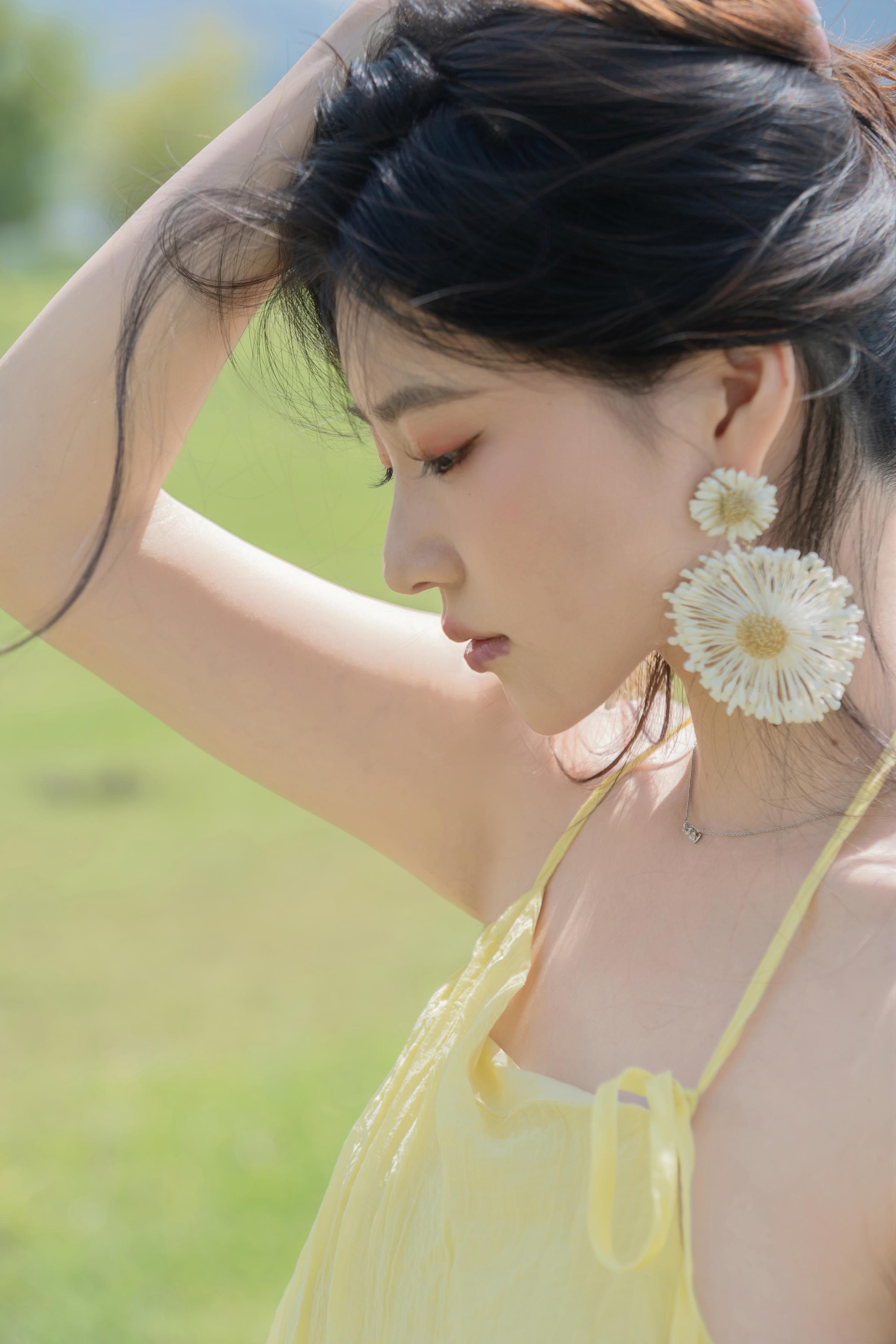 [Photos] Nnian - Green Field Yellow Veil: Outdoor Nude Shoot with Stunning Legs 83P
