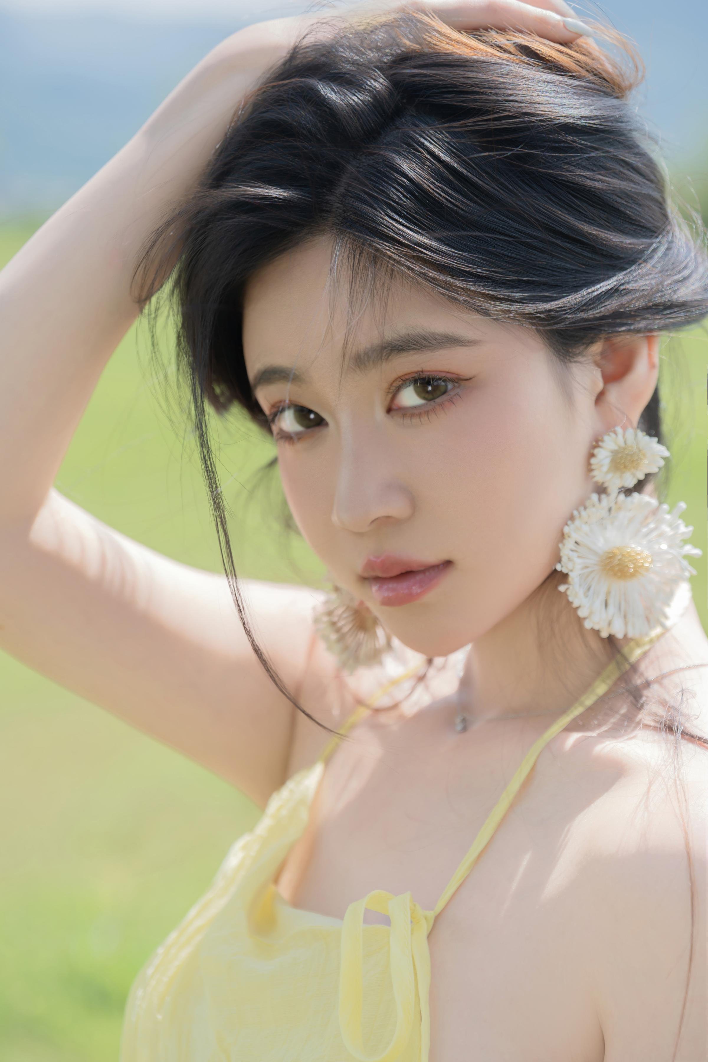[Photos] Nnian - Green Field Yellow Veil: Outdoor Nude Shoot with Stunning Legs 83P