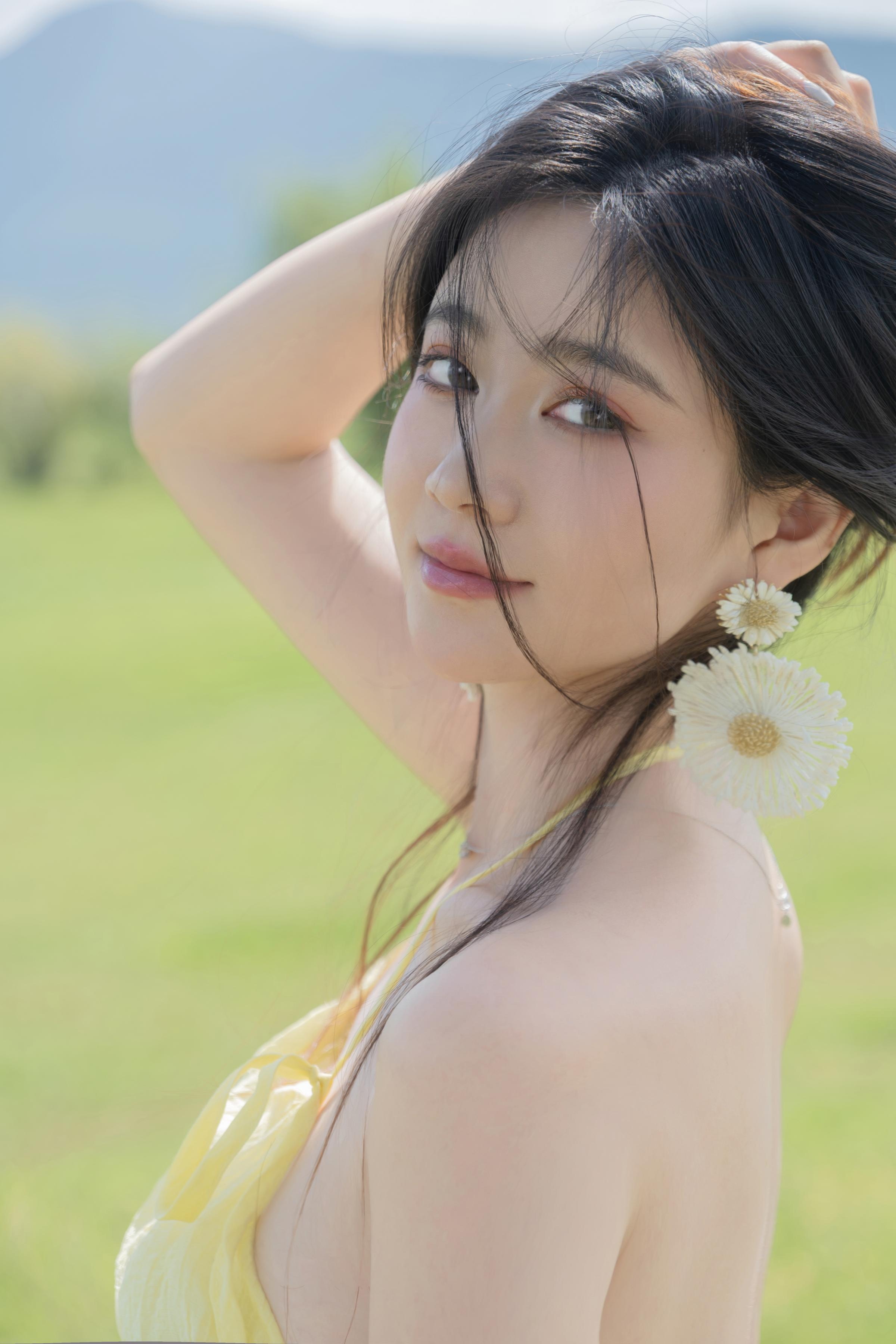 [Photos] Nnian - Green Field Yellow Veil: Outdoor Nude Shoot with Stunning Legs 83P