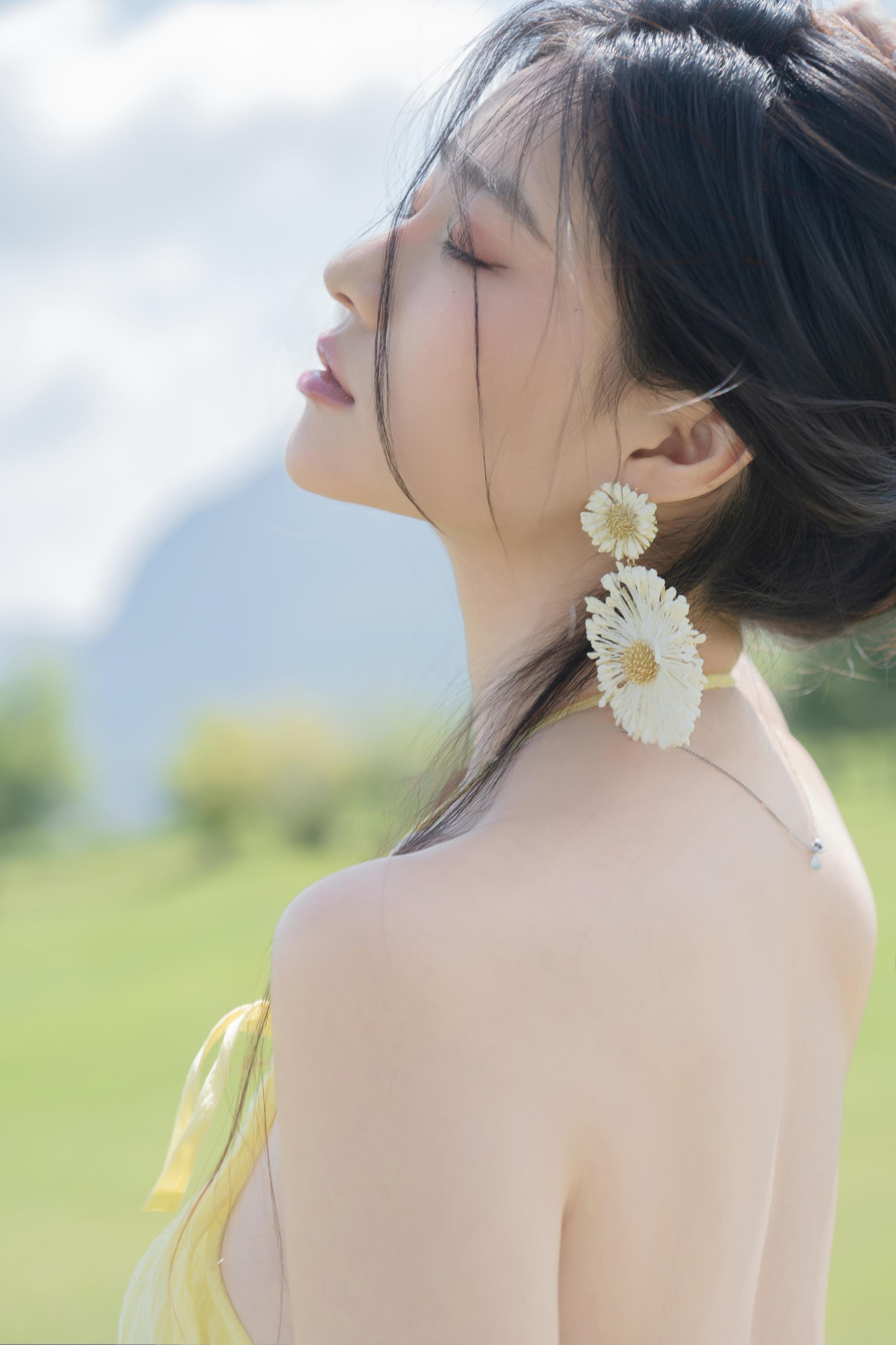 [Photos] Nnian - Green Field Yellow Veil: Outdoor Nude Shoot with Stunning Legs 83P