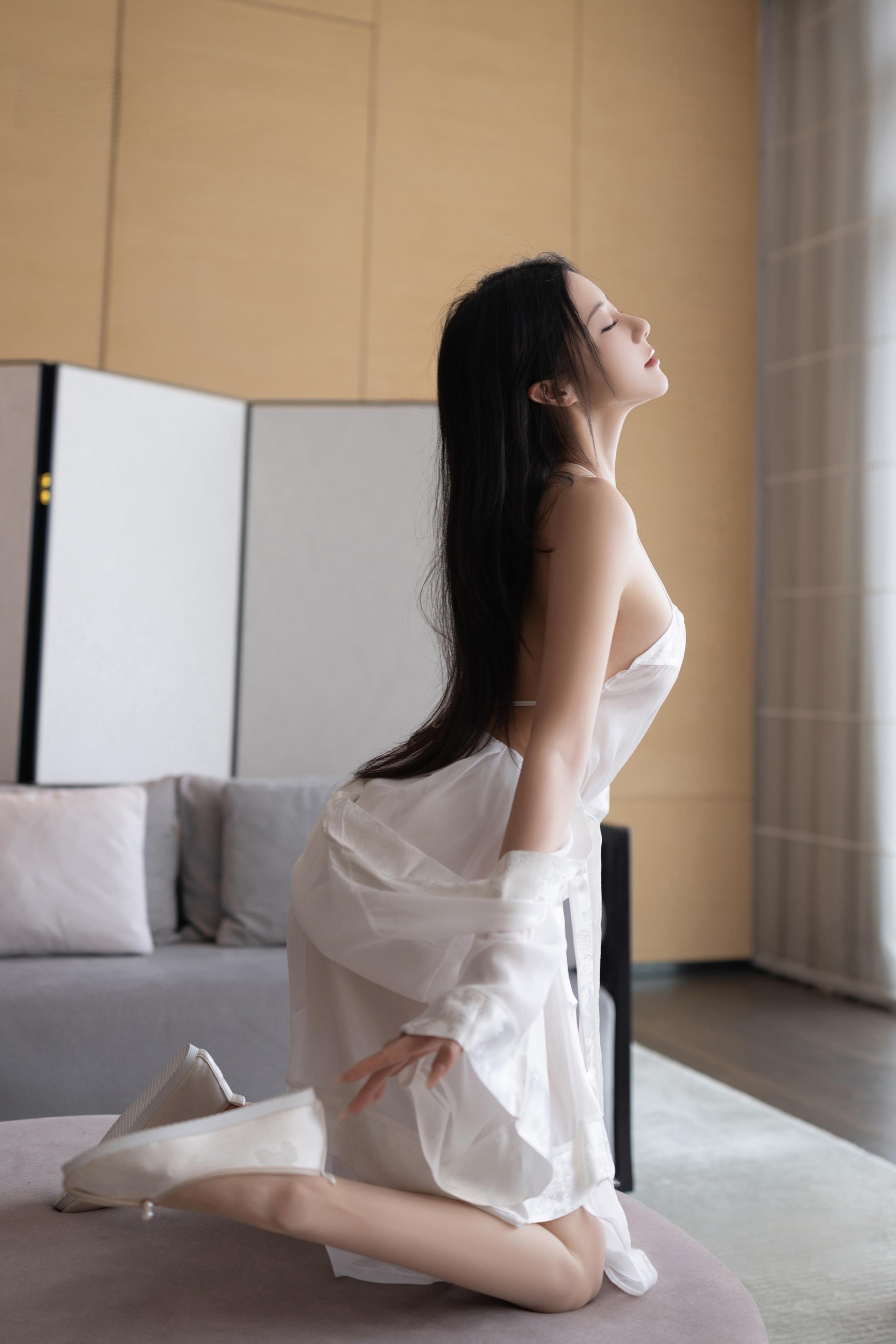 '[模特] Cá Caviar - Người Mẫu Xiu Nhân Mát-xa Sữa + S: Áo Choàng Lụa Trắng, Tắm Sữa ướt át, Lộ Đùi Lộ Điểm, 120P'