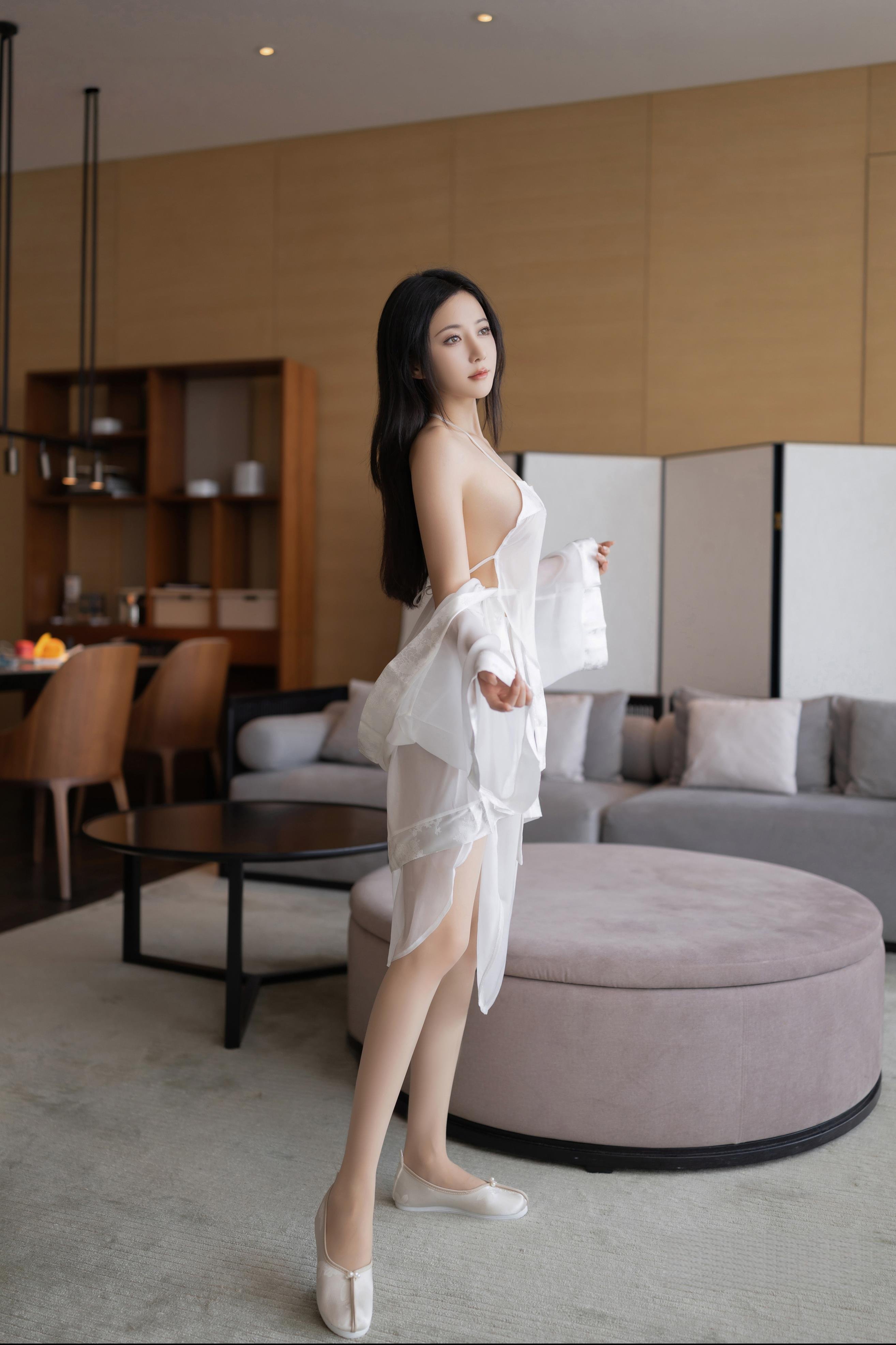 '[模特] Cá Caviar - Người Mẫu Xiu Nhân Mát-xa Sữa + S: Áo Choàng Lụa Trắng, Tắm Sữa ướt át, Lộ Đùi Lộ Điểm, 120P'
