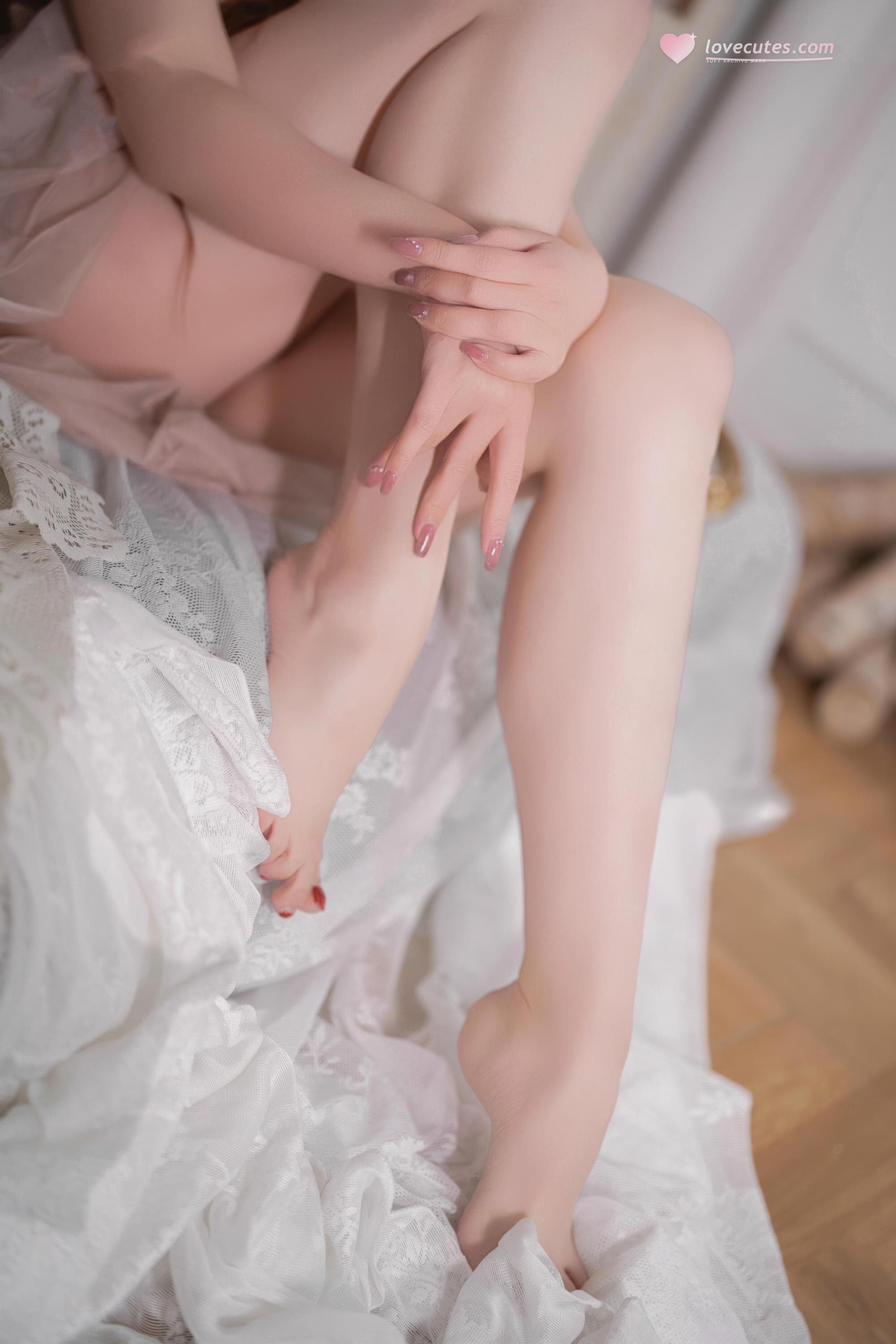 [私房] Natsuko夏夏子 - 2026年誕生日私房 粉雾薄纱：ピンクの薄纱で魅せる美胸美腿 寝室の大胆な50P