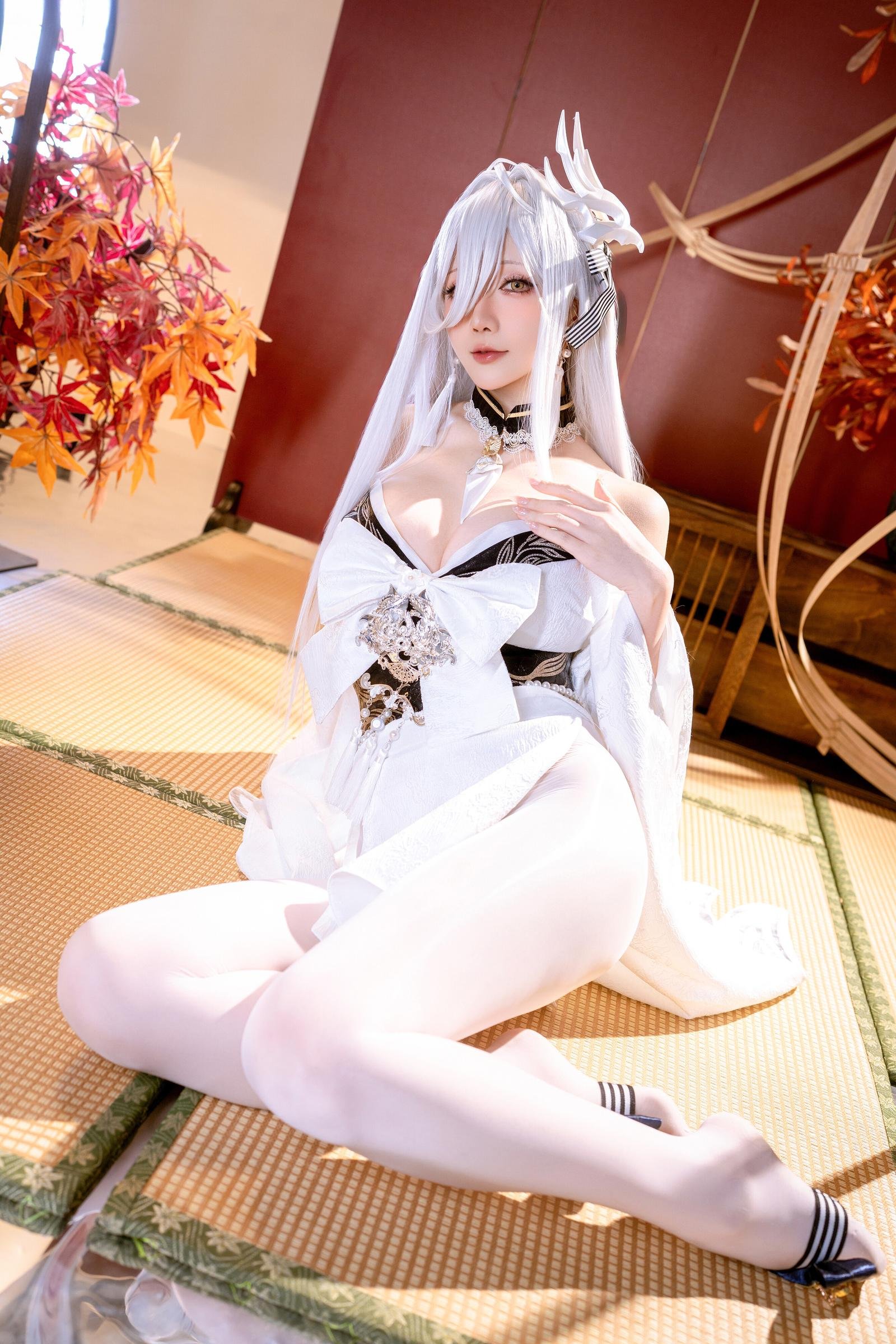 [cosplay] 星之迟迟Hoshilily - 碧藍航線 白鳳：白髮和風白絲巨乳 高衩美腿還原 59P