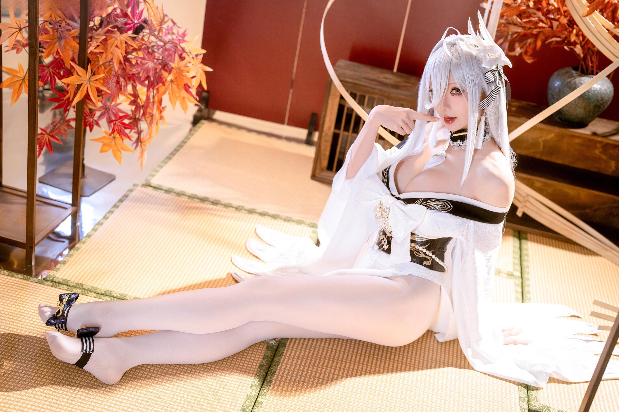 [Cosplay] Hoshilily - Azur Lane Bai Feng: White Hair, Flowing White Stockings, Curvy Legs, 59P