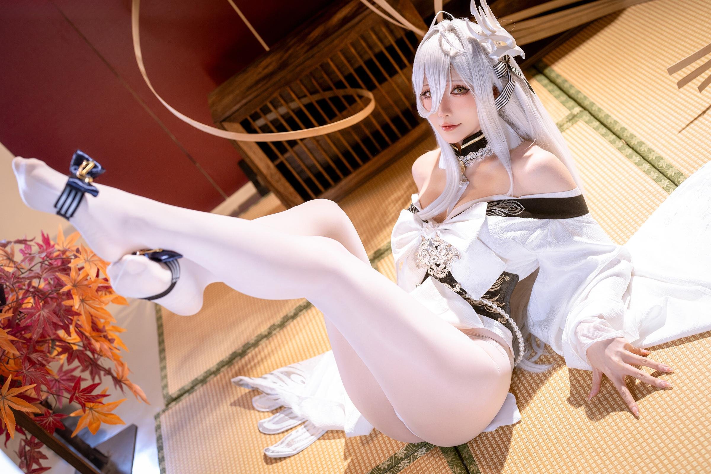 [Cosplay] Hoshilily - Azur Lane Bai Feng: White Hair, Flowing White Stockings, Curvy Legs, 59P