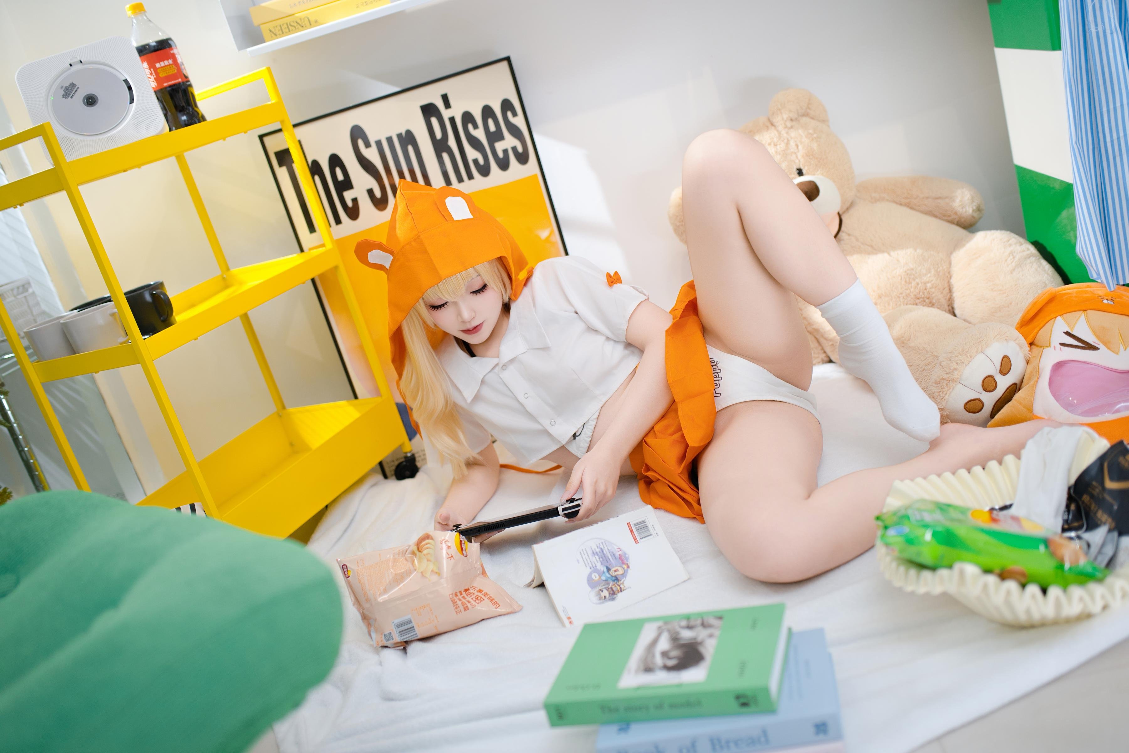 '[cosplay] Bangni邦尼 - 干物妹！小埋 土间埋: Áo choàng cam, tất trắng, khoe ngực và mông, tái hiện cực chất 85P5V'