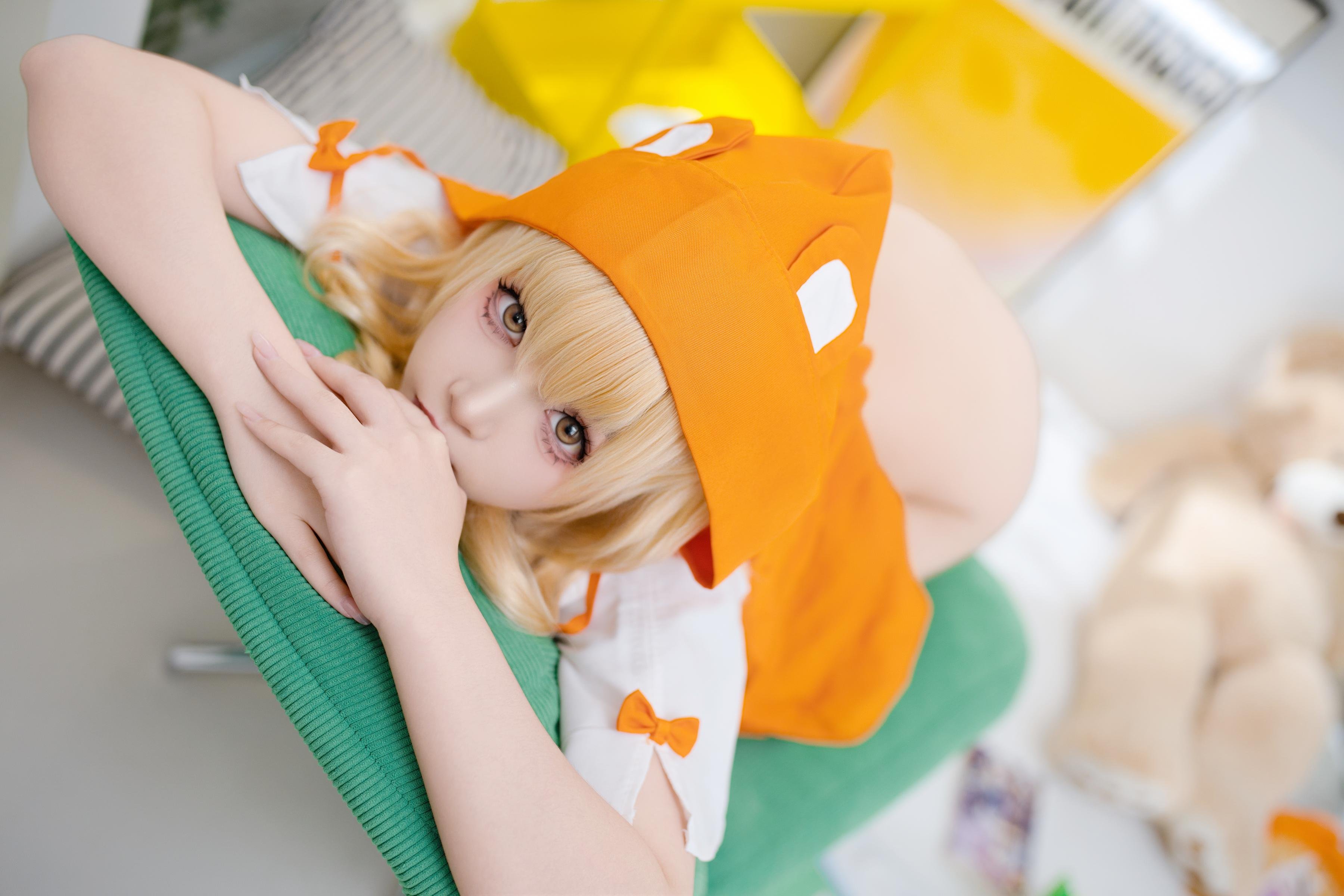 '[cosplay] Bangni邦尼 - 干物妹！小埋 土间埋: Áo choàng cam, tất trắng, khoe ngực và mông, tái hiện cực chất 85P5V'