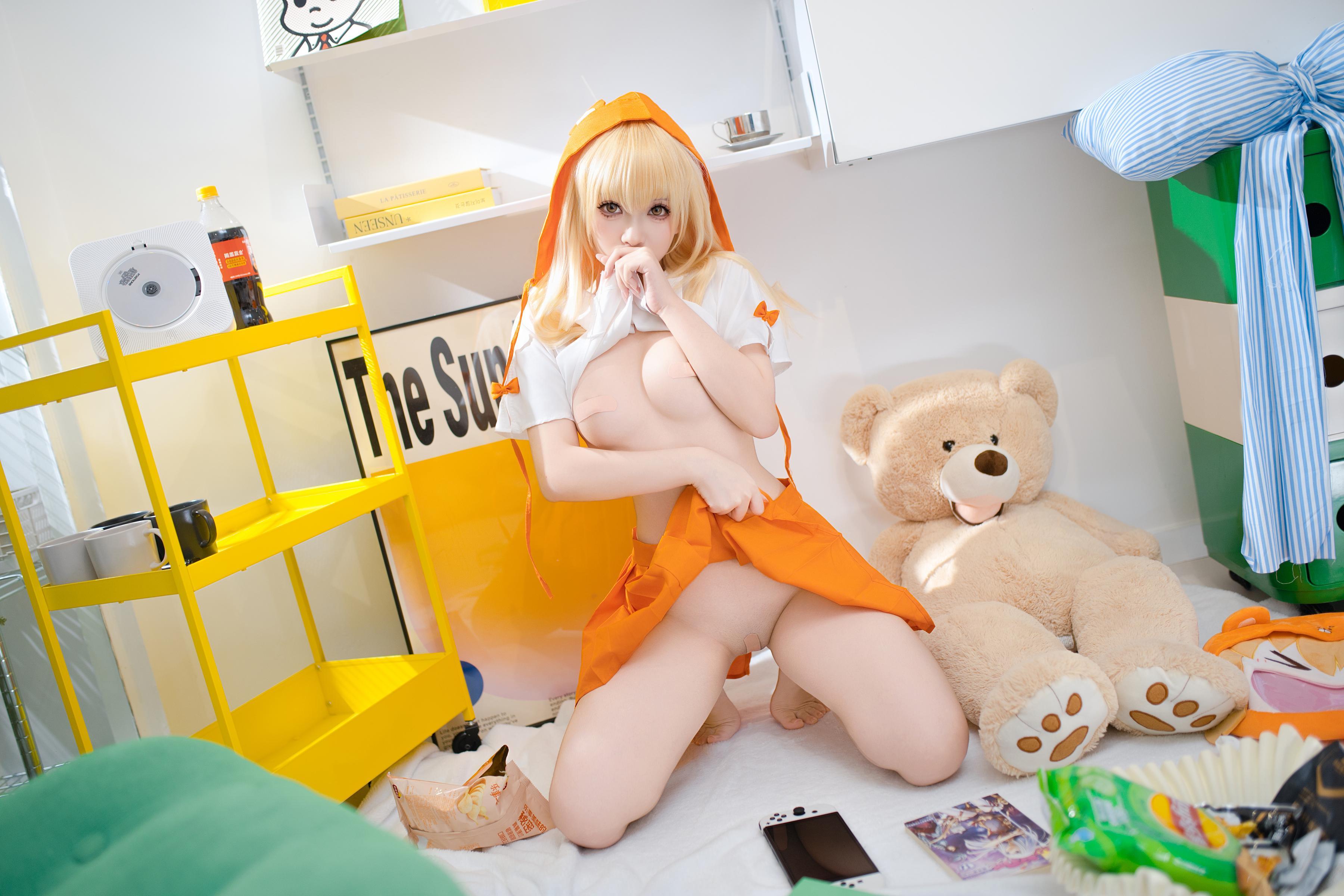 '[cosplay] Bangni邦尼 - 干物妹！小埋 土间埋: Áo choàng cam, tất trắng, khoe ngực và mông, tái hiện cực chất 85P5V'