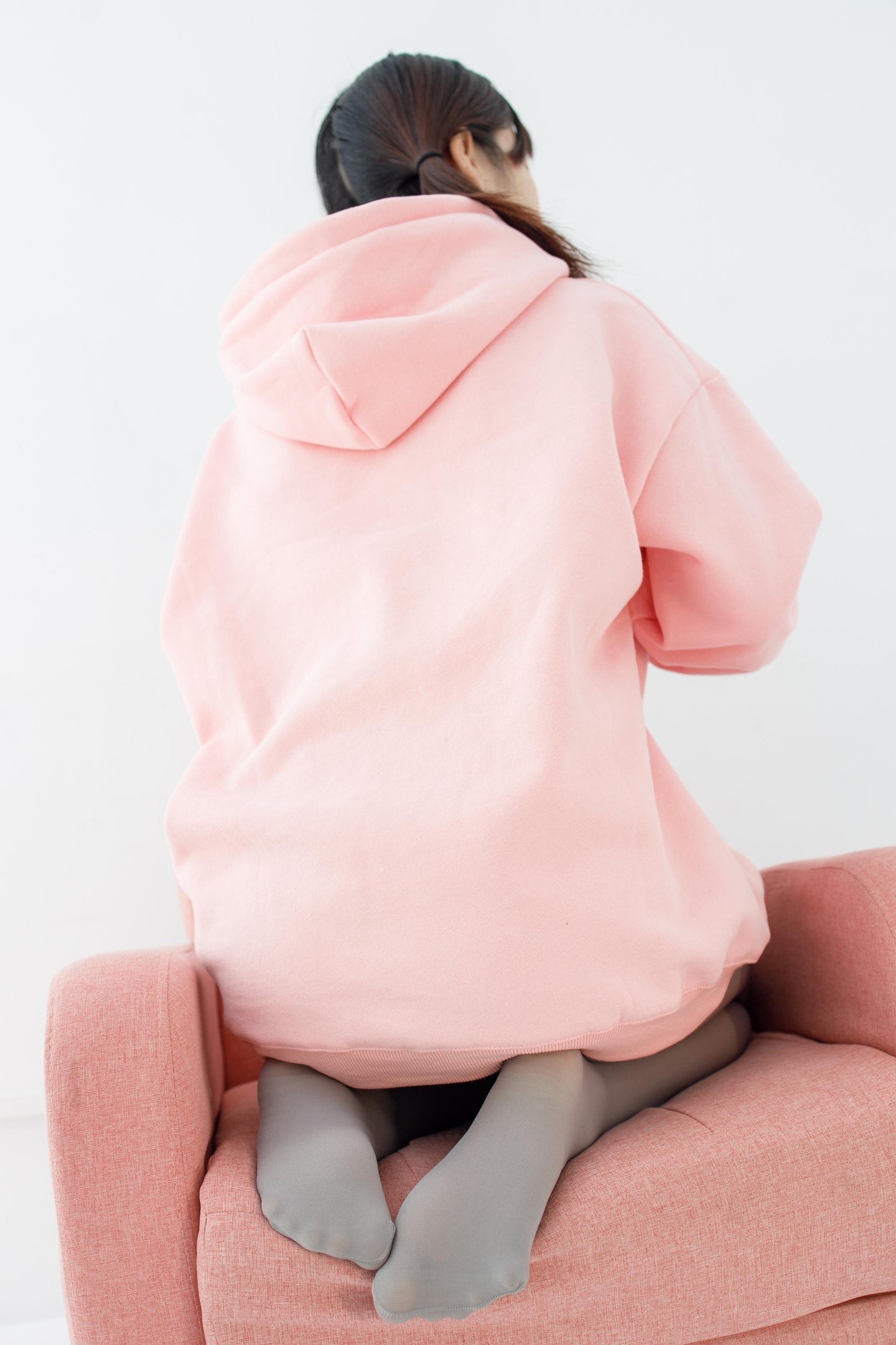 [ภาพถ่าย] ซายะ - ถ่ายแบบถุงน่องเทา: เสื้อฮู้ดสีชมพู ถ่ายในบ้าน 137P1V