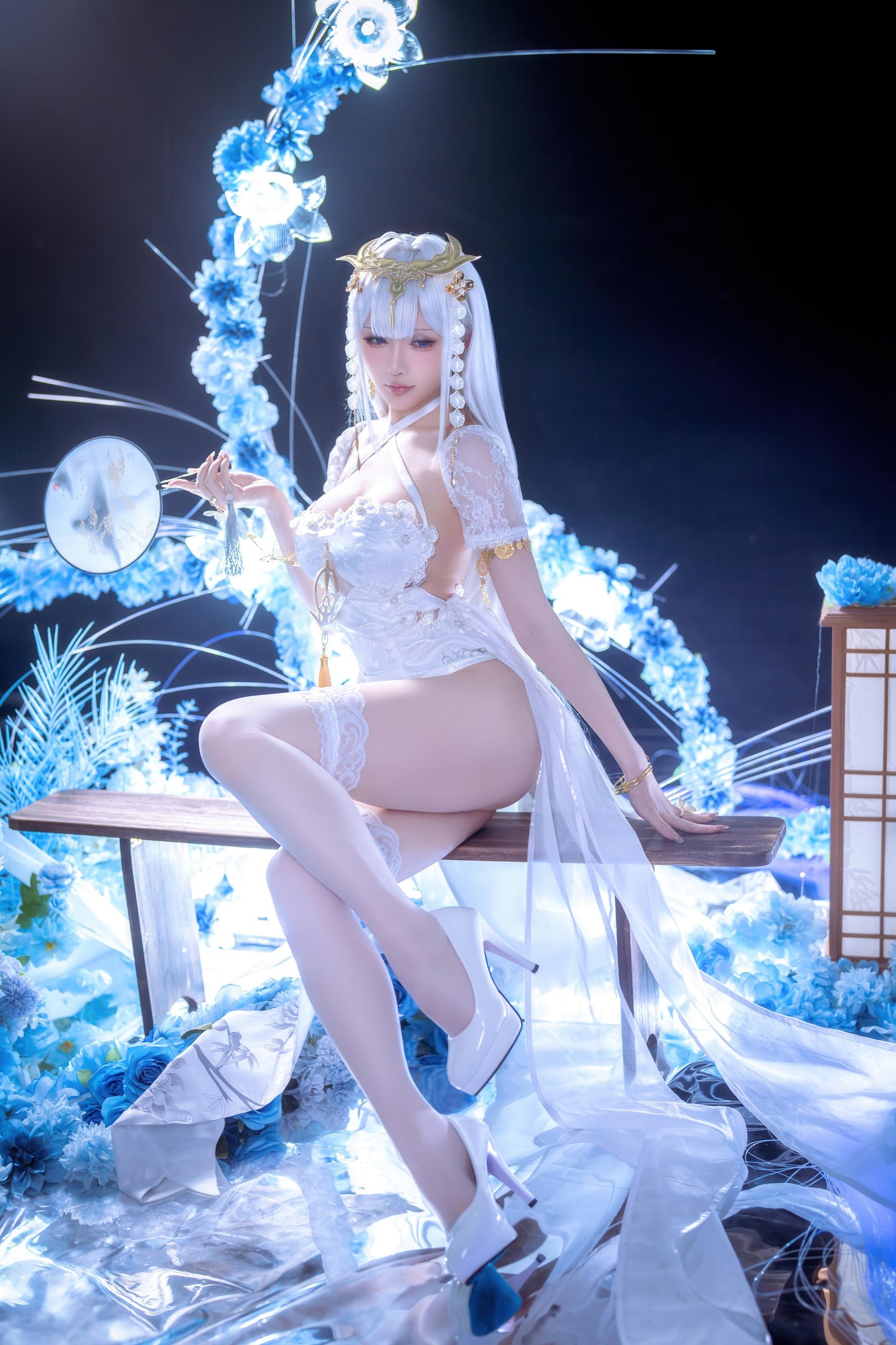 [cospaly] 星之迟迟Hoshilily - 碧藍航線 埃姆登：白髮白絲禮裝巨乳 高衩美腿還原 50P