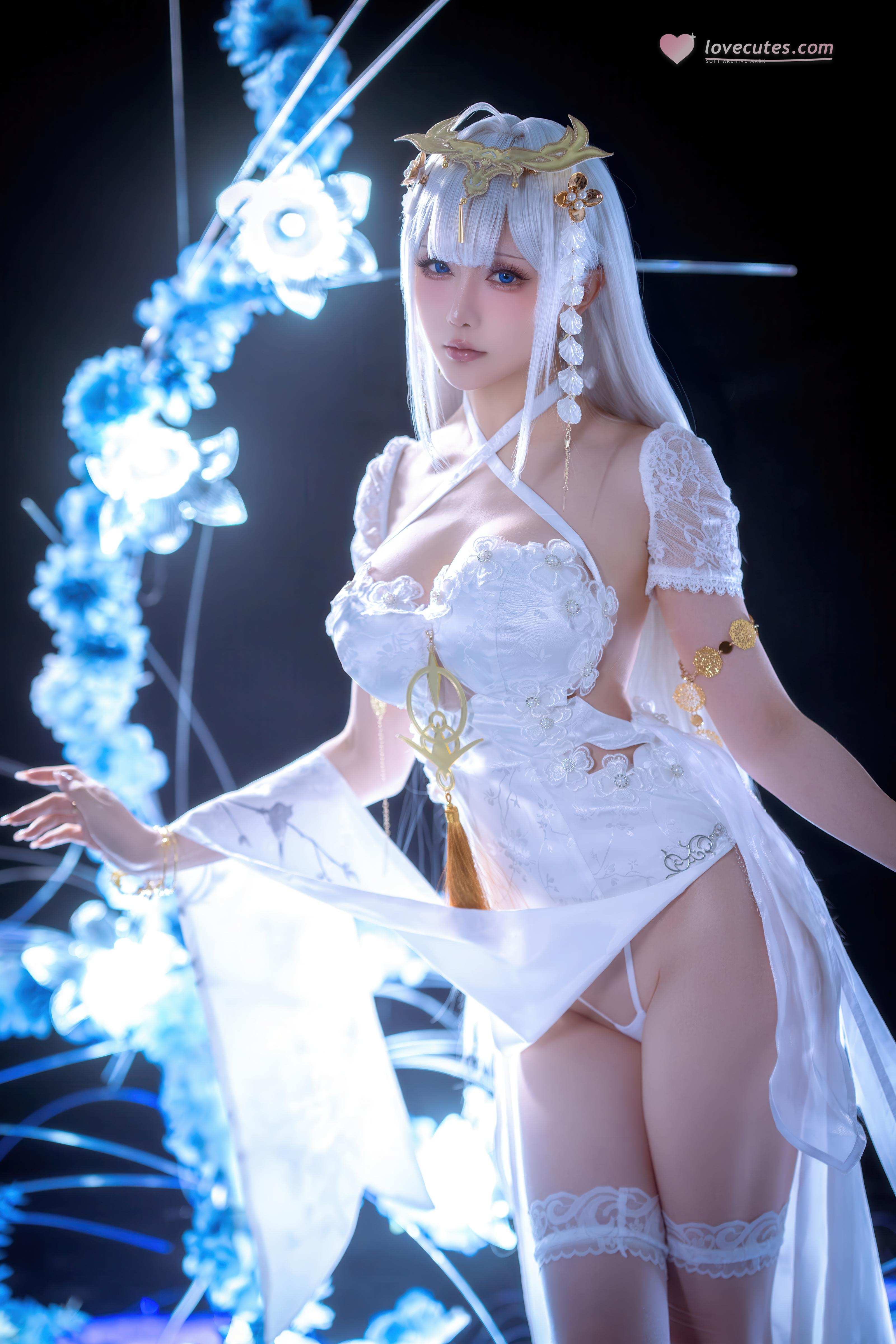 '[cosplay] 星之迟迟Hoshilily - 碧蓝航线 埃姆登: Đầm Trắng Tóc Trắng, Ngực Khủng, Chân Dài Gợi Cảm 50P'