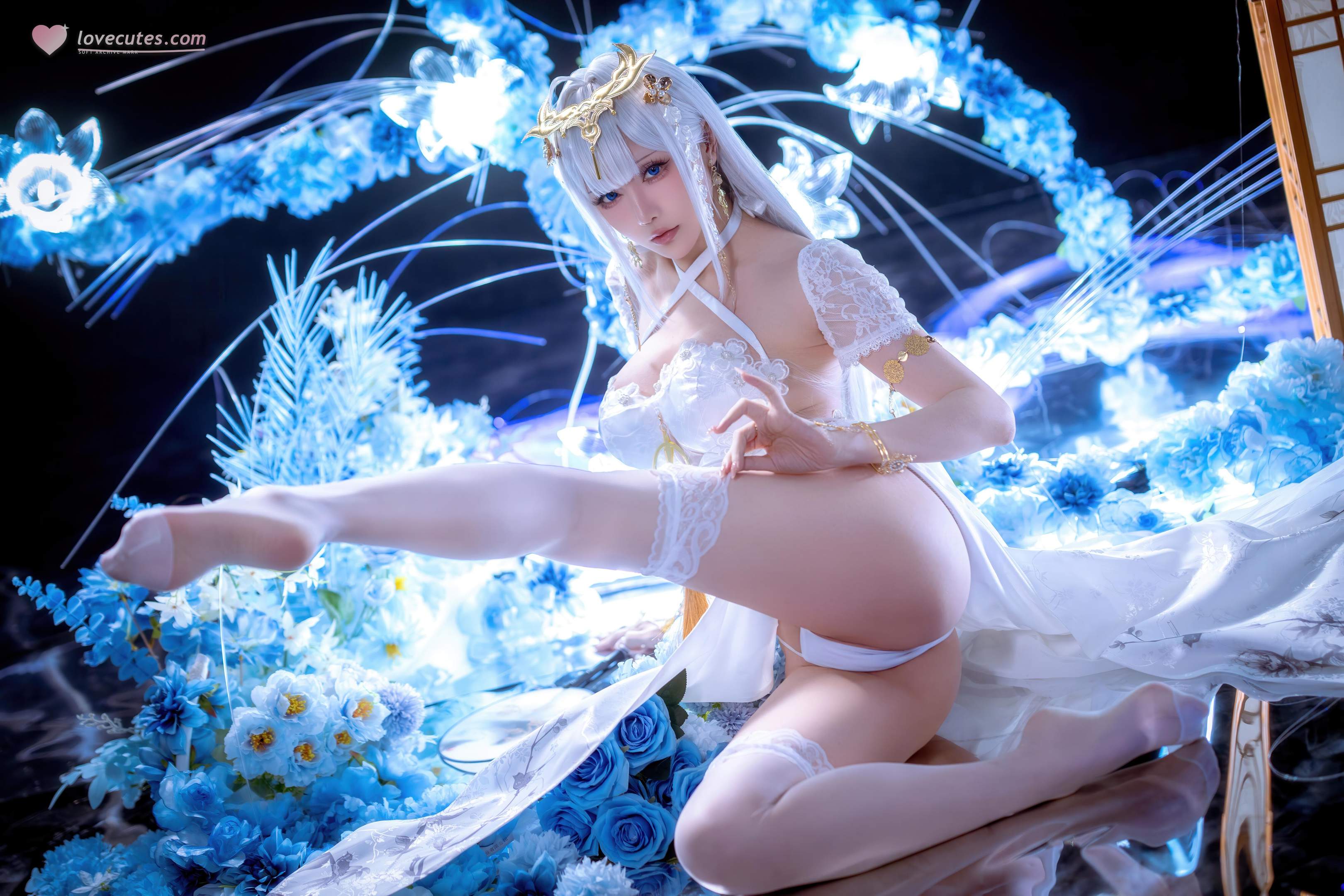 '[cosplay] 星之迟迟Hoshilily - 碧蓝航线 埃姆登: Đầm Trắng Tóc Trắng, Ngực Khủng, Chân Dài Gợi Cảm 50P'