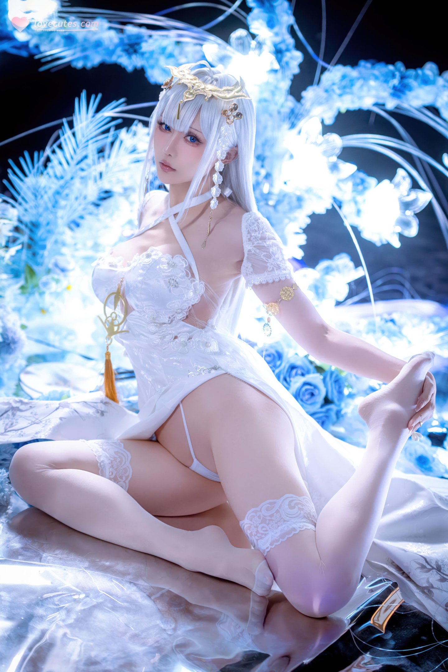 '[cosplay] 星之迟迟Hoshilily - 碧蓝航线 埃姆登: Đầm Trắng Tóc Trắng, Ngực Khủng, Chân Dài Gợi Cảm 50P'