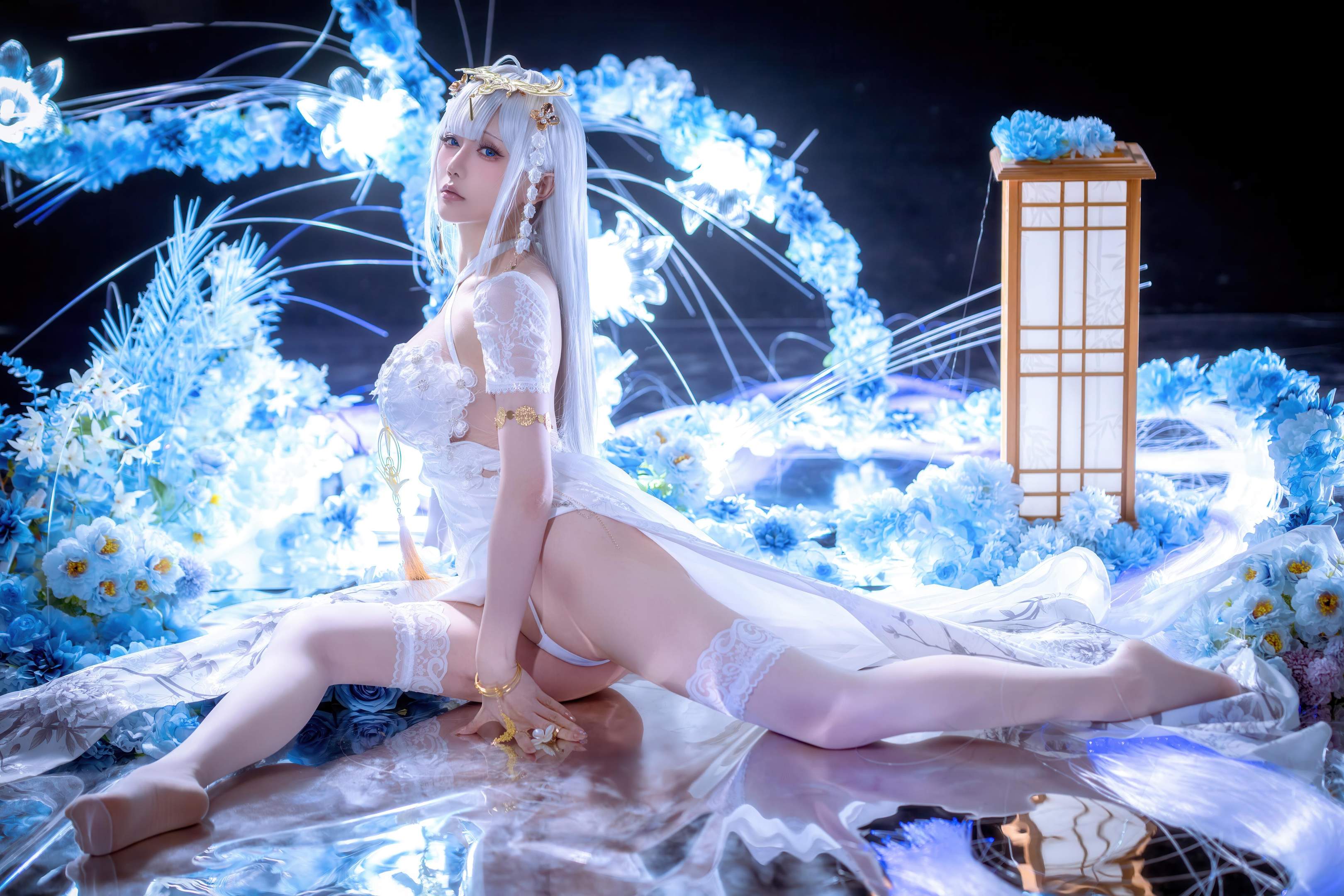 '[cosplay] 星之迟迟Hoshilily - 碧蓝航线 埃姆登: Đầm Trắng Tóc Trắng, Ngực Khủng, Chân Dài Gợi Cảm 50P'