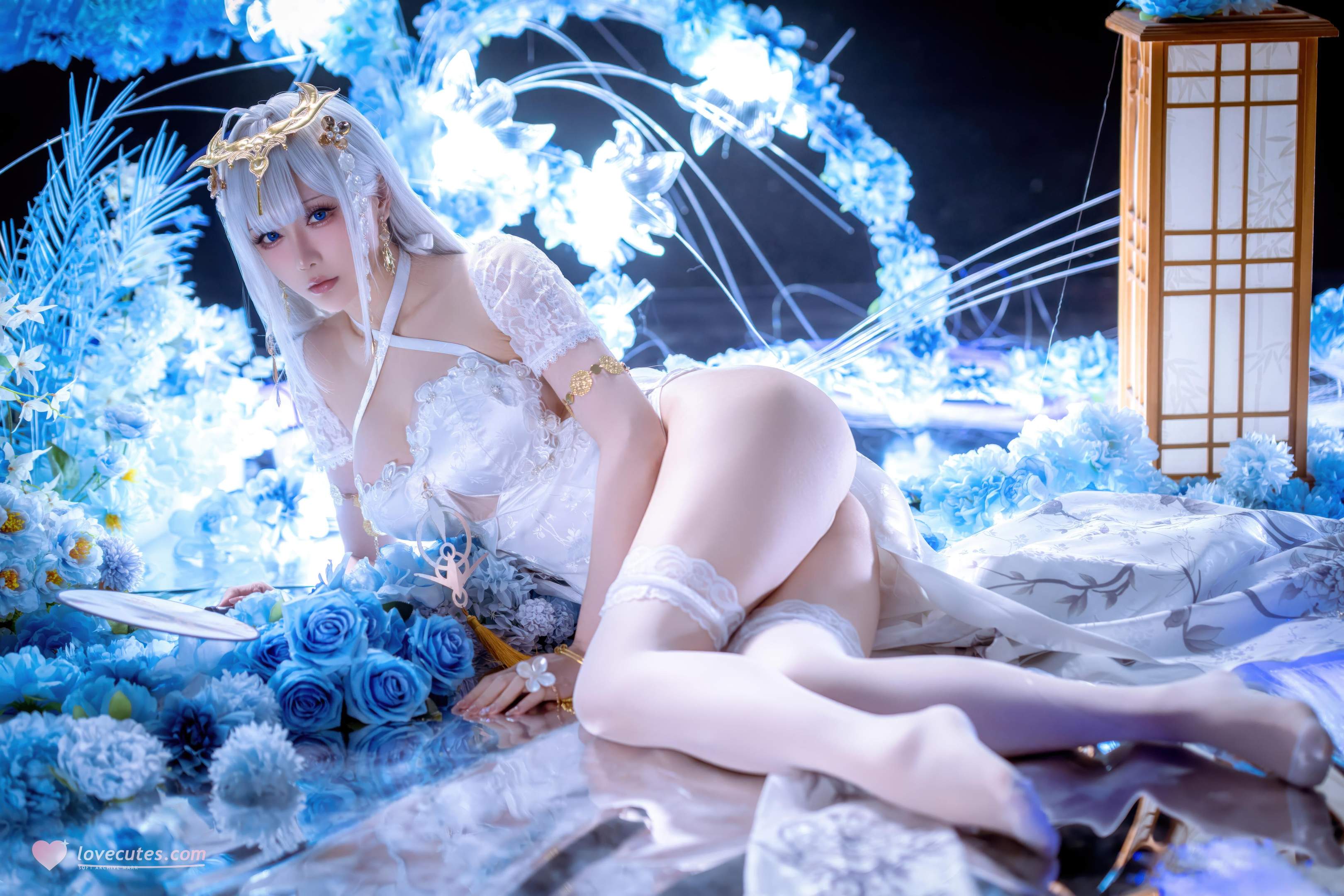 '[cosplay] 星之迟迟Hoshilily - 碧蓝航线 埃姆登: Đầm Trắng Tóc Trắng, Ngực Khủng, Chân Dài Gợi Cảm 50P'