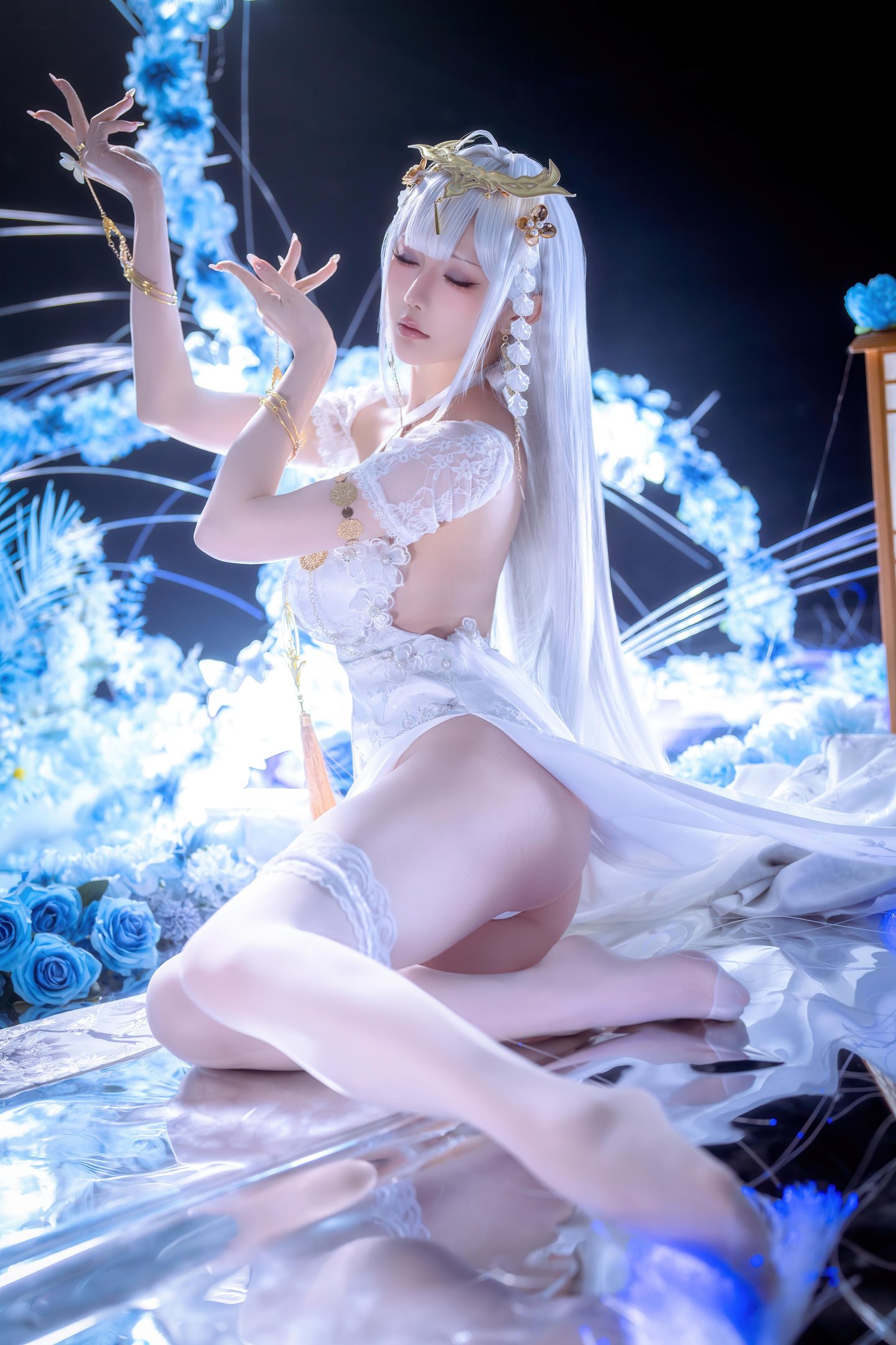 '[cosplay] 星之迟迟Hoshilily - 碧蓝航线 埃姆登: Đầm Trắng Tóc Trắng, Ngực Khủng, Chân Dài Gợi Cảm 50P'