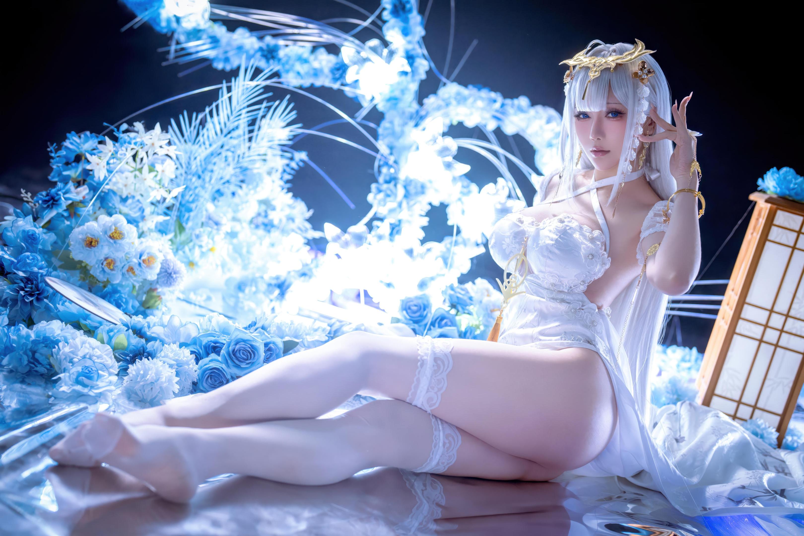 '[cosplay] 星之迟迟Hoshilily - 碧蓝航线 埃姆登: Đầm Trắng Tóc Trắng, Ngực Khủng, Chân Dài Gợi Cảm 50P'