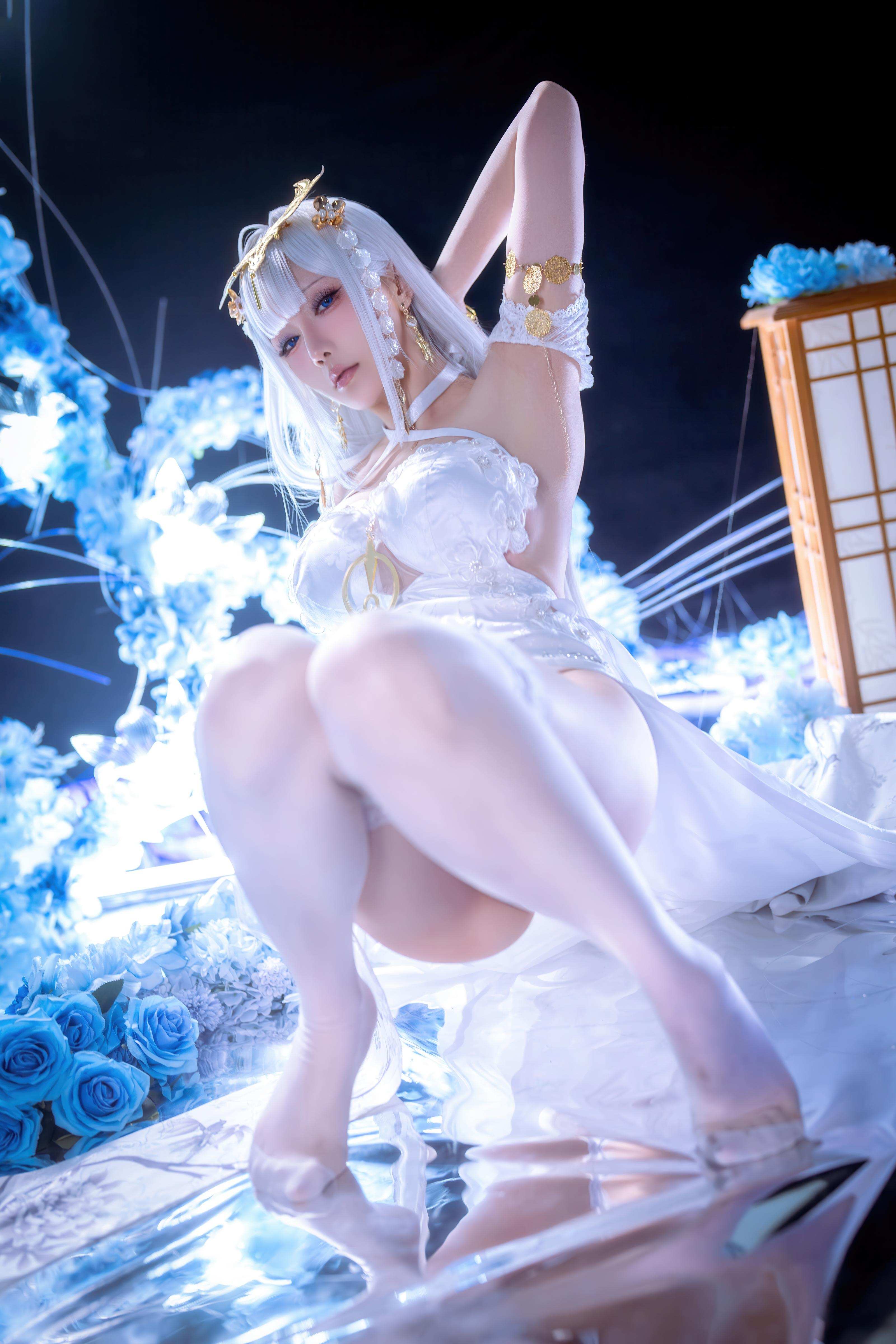 '[cosplay] 星之迟迟Hoshilily - 碧蓝航线 埃姆登: Đầm Trắng Tóc Trắng, Ngực Khủng, Chân Dài Gợi Cảm 50P'