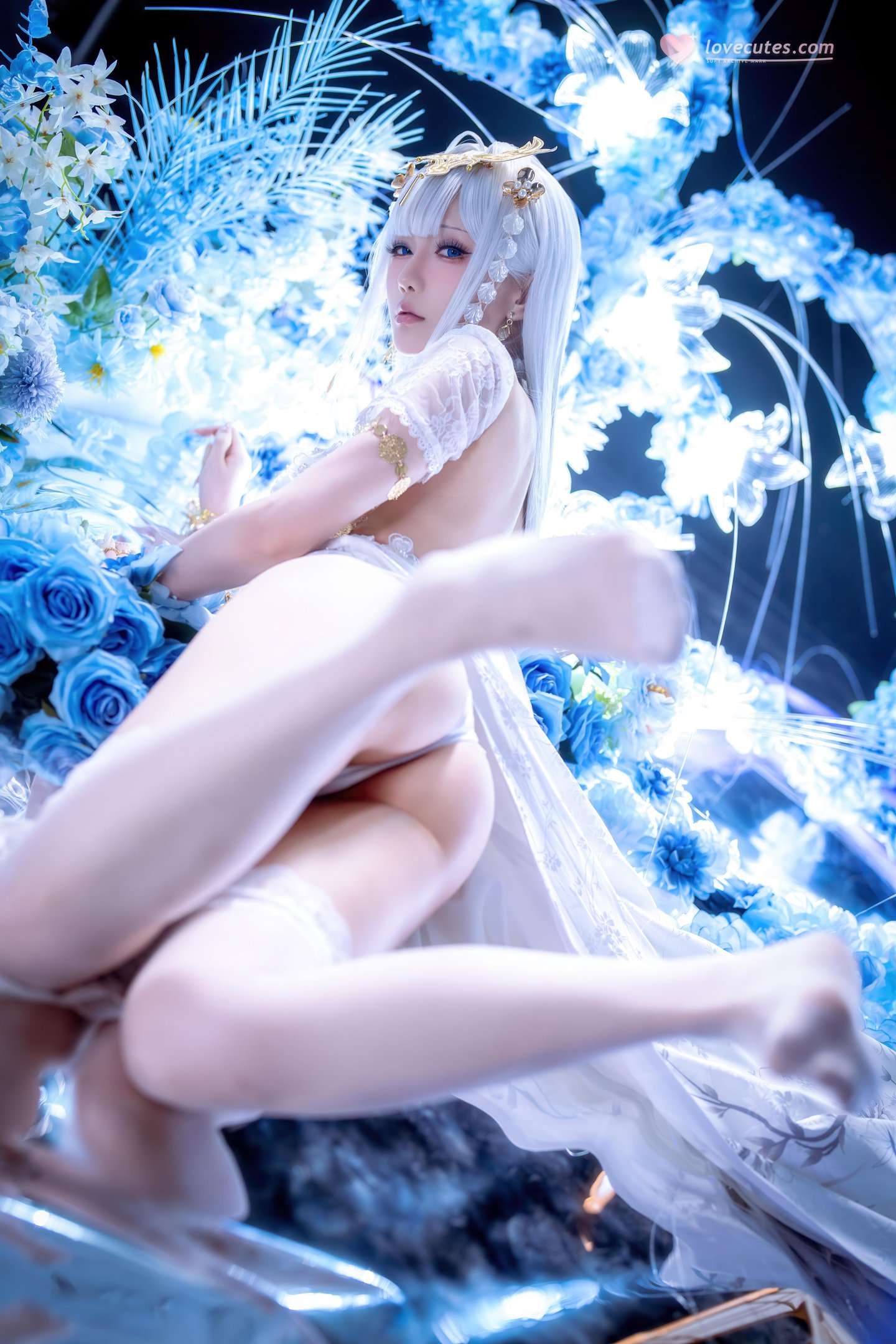 [Cosplay] Hoshilily - Azur Lane Emden: Stunning White-Haired Beauty in High Slit Outfit with Gorgeous Legs 50P