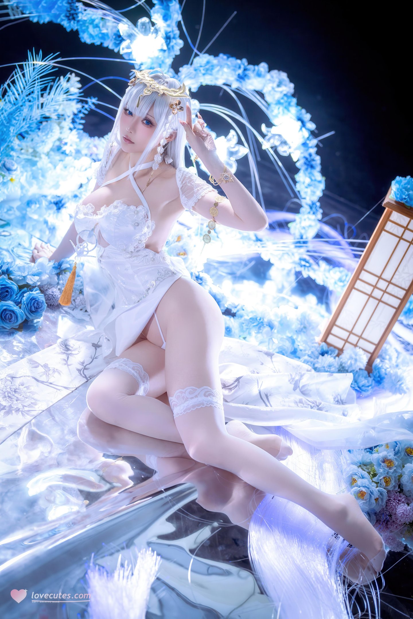 [Cosplay] Hoshilily - Azur Lane Emden: Stunning White-Haired Beauty in High Slit Outfit with Gorgeous Legs 50P