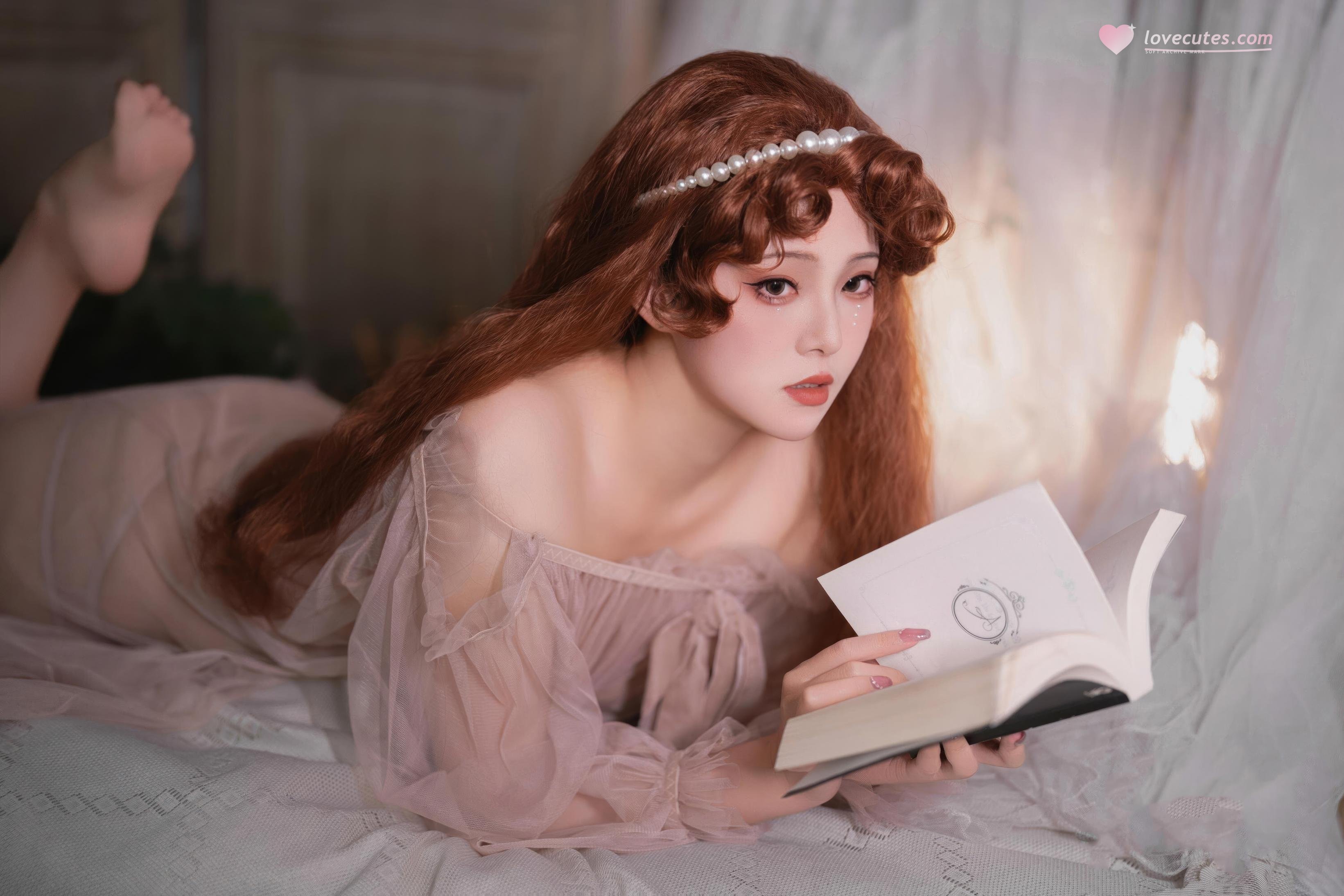 '[私房] Natsuko夏夏子 - 2026 Sinh Nhật Riêng Tư: Sương Mù Hồng - Váy Voan Hở Vai, Chân Dài, Ánh Sáng Mềm Dịu Trong Phòng Ngủ 50P'