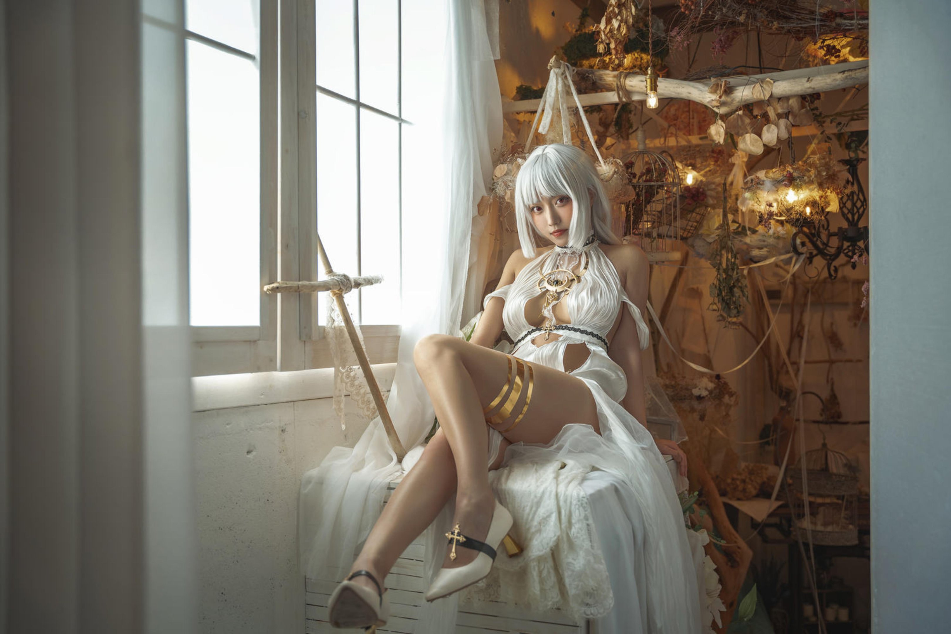 [Cosplay] Cici Celia - Azur Lane Massachusetts: Feast Preparations with Elegant White Hair and Slit Dress, 23P