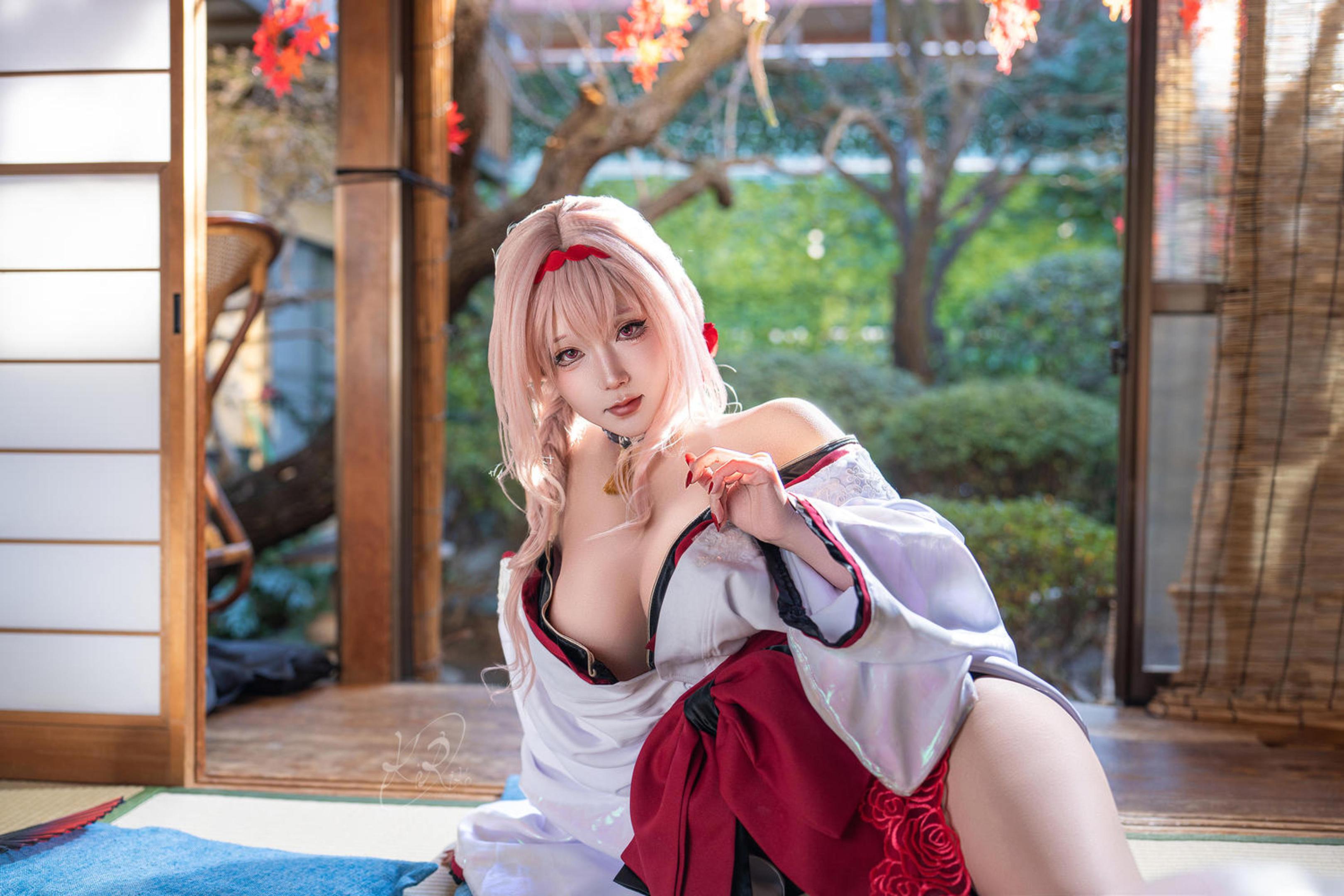 '[cosplay] Celia - Nikke Nữ Thần Chiến Thắng: Hoa Mộng Trong Bóng Tối - Tóc Hồng, Áo Mỏng Vai Trần, Ngực Lớn Chân Dài 39P'