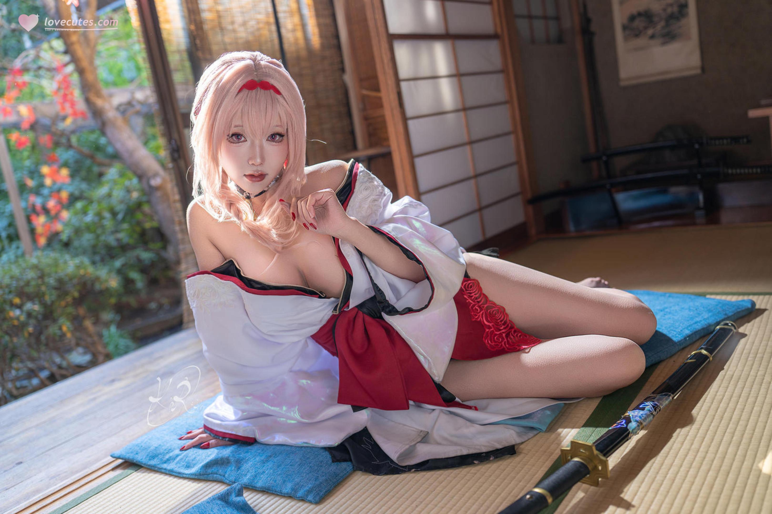 '[cosplay] Celia - Nikke Nữ Thần Chiến Thắng: Hoa Mộng Trong Bóng Tối - Tóc Hồng, Áo Mỏng Vai Trần, Ngực Lớn Chân Dài 39P'