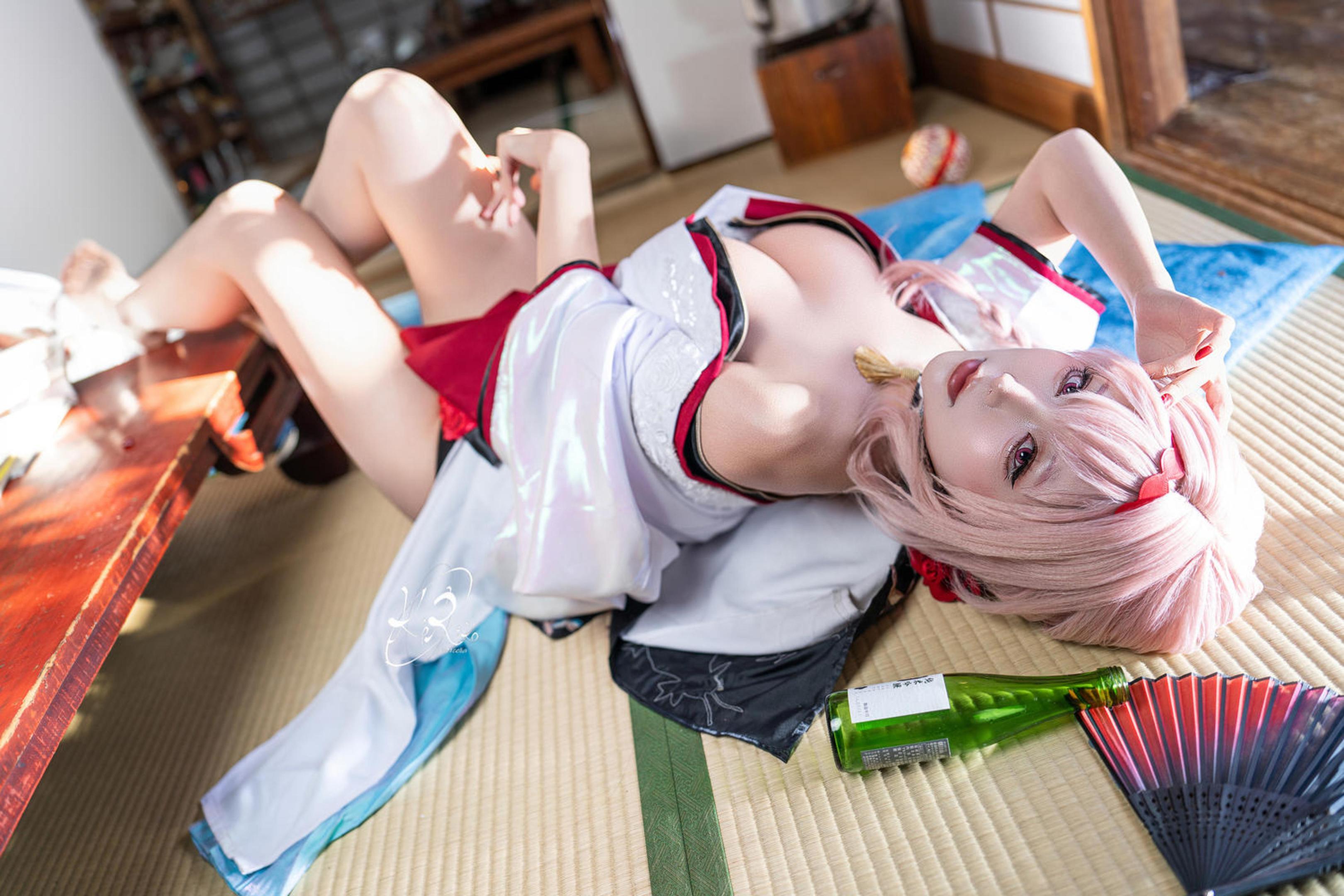'[cosplay] Celia - Nikke Nữ Thần Chiến Thắng: Hoa Mộng Trong Bóng Tối - Tóc Hồng, Áo Mỏng Vai Trần, Ngực Lớn Chân Dài 39P'