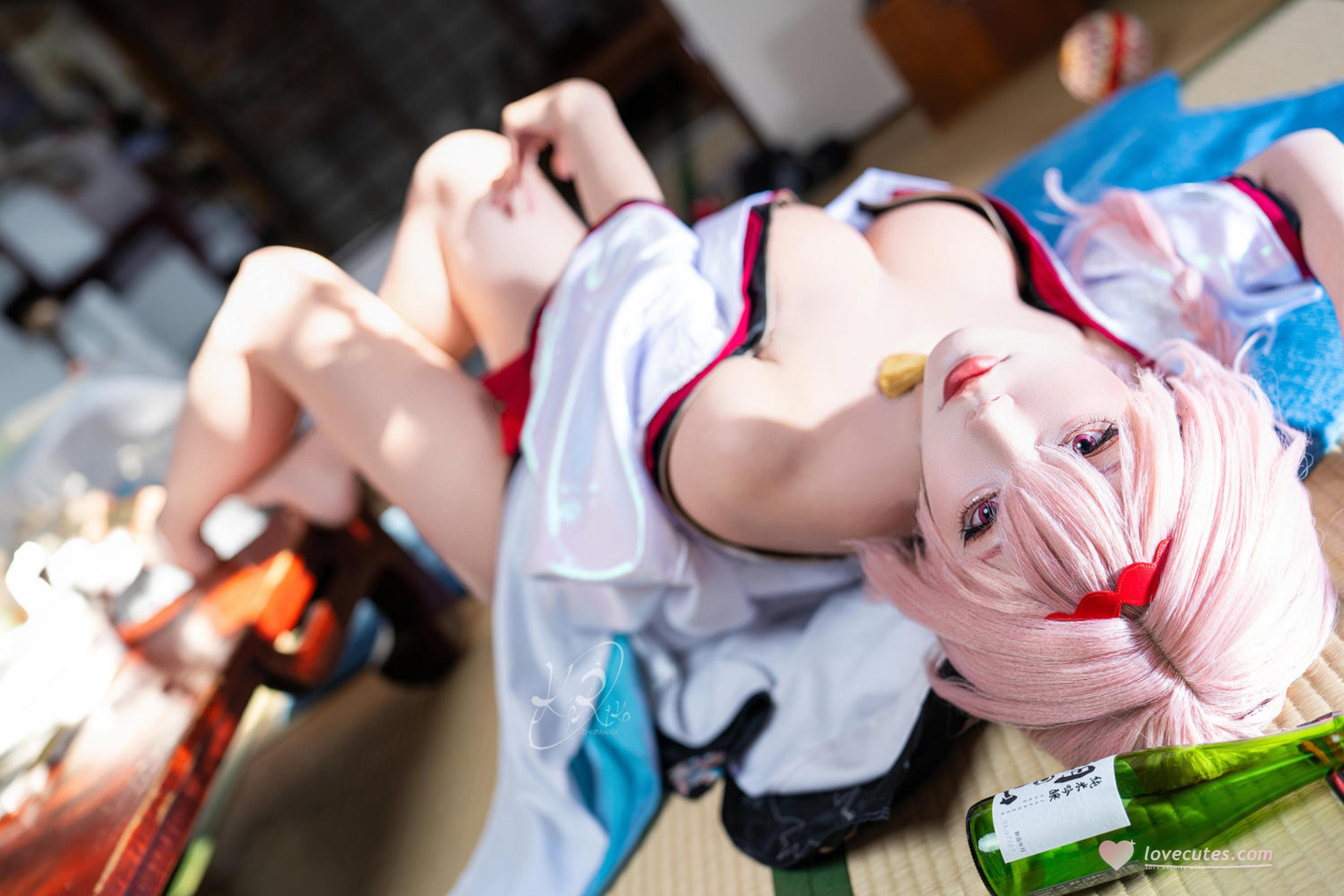 '[cosplay] Celia - Nikke Nữ Thần Chiến Thắng: Hoa Mộng Trong Bóng Tối - Tóc Hồng, Áo Mỏng Vai Trần, Ngực Lớn Chân Dài 39P'