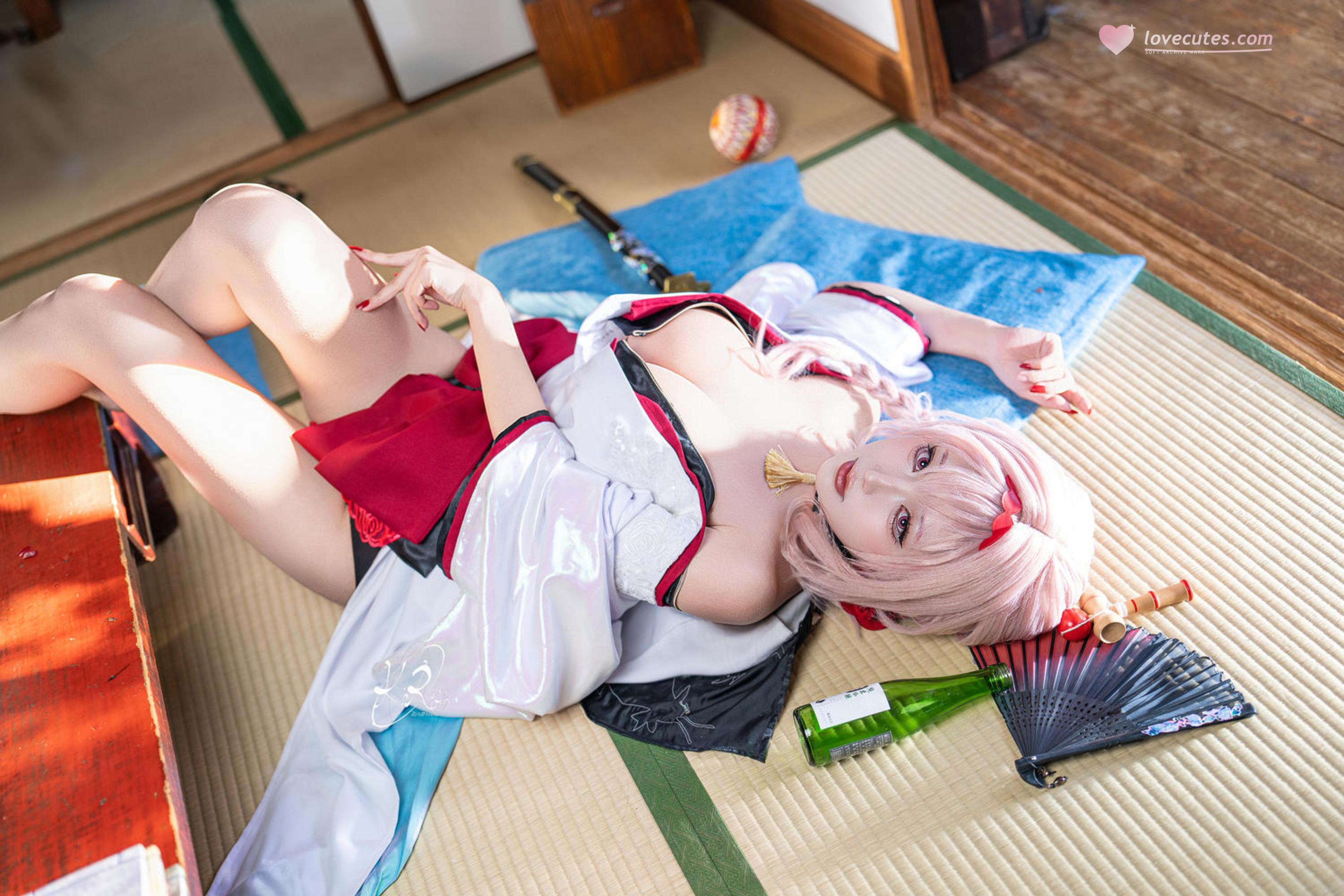 '[cosplay] Celia - Nikke Nữ Thần Chiến Thắng: Hoa Mộng Trong Bóng Tối - Tóc Hồng, Áo Mỏng Vai Trần, Ngực Lớn Chân Dài 39P'