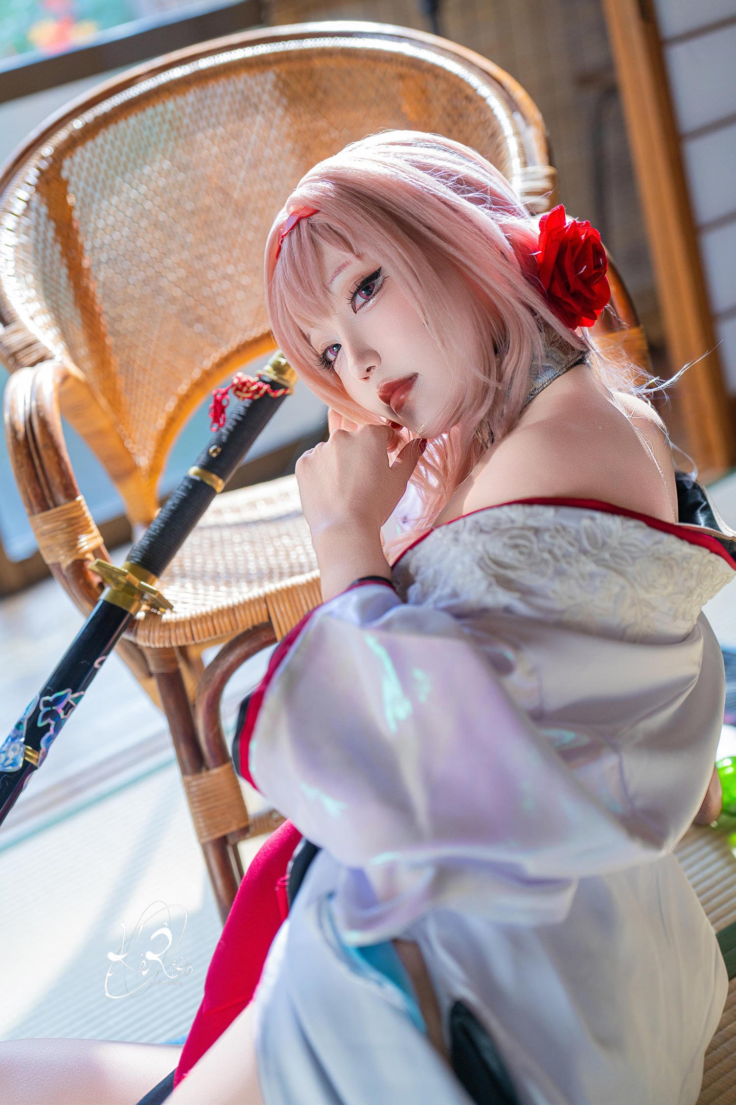 '[cosplay] Celia - Nikke Nữ Thần Chiến Thắng: Hoa Mộng Trong Bóng Tối - Tóc Hồng, Áo Mỏng Vai Trần, Ngực Lớn Chân Dài 39P'