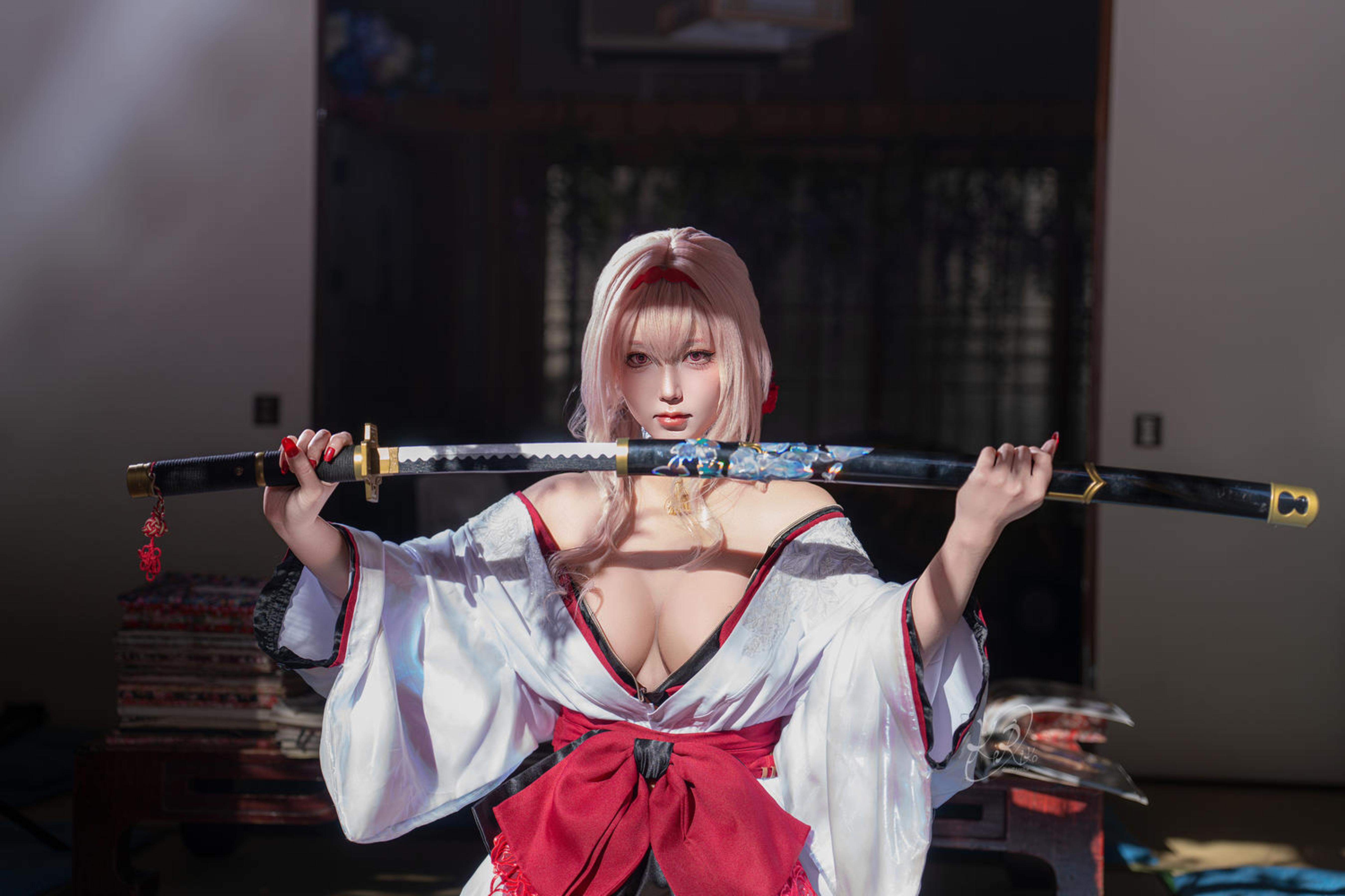 '[cosplay] Celia - Nikke Nữ Thần Chiến Thắng: Hoa Mộng Trong Bóng Tối - Tóc Hồng, Áo Mỏng Vai Trần, Ngực Lớn Chân Dài 39P'