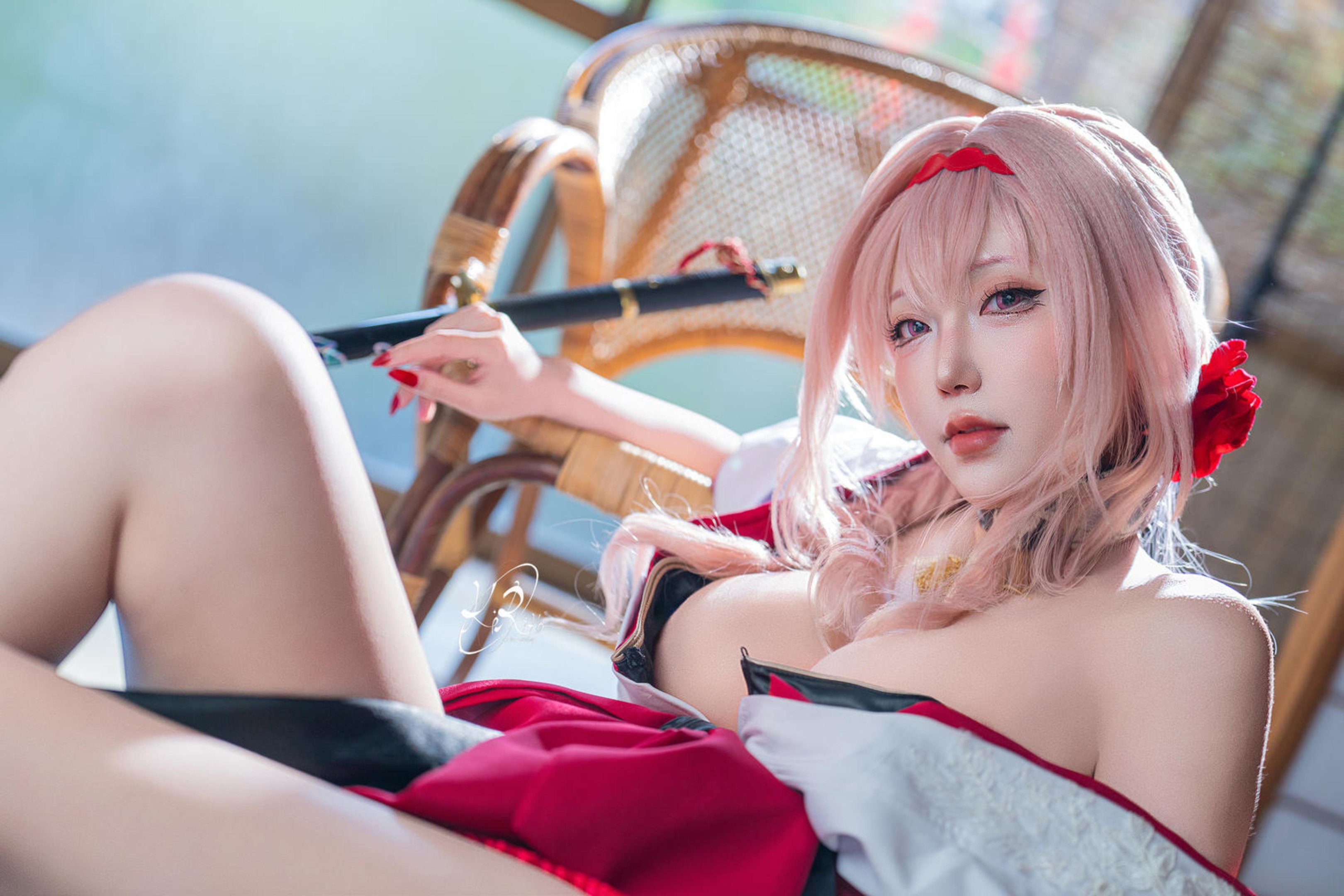 '[cosplay] Celia - Nikke Nữ Thần Chiến Thắng: Hoa Mộng Trong Bóng Tối - Tóc Hồng, Áo Mỏng Vai Trần, Ngực Lớn Chân Dài 39P'