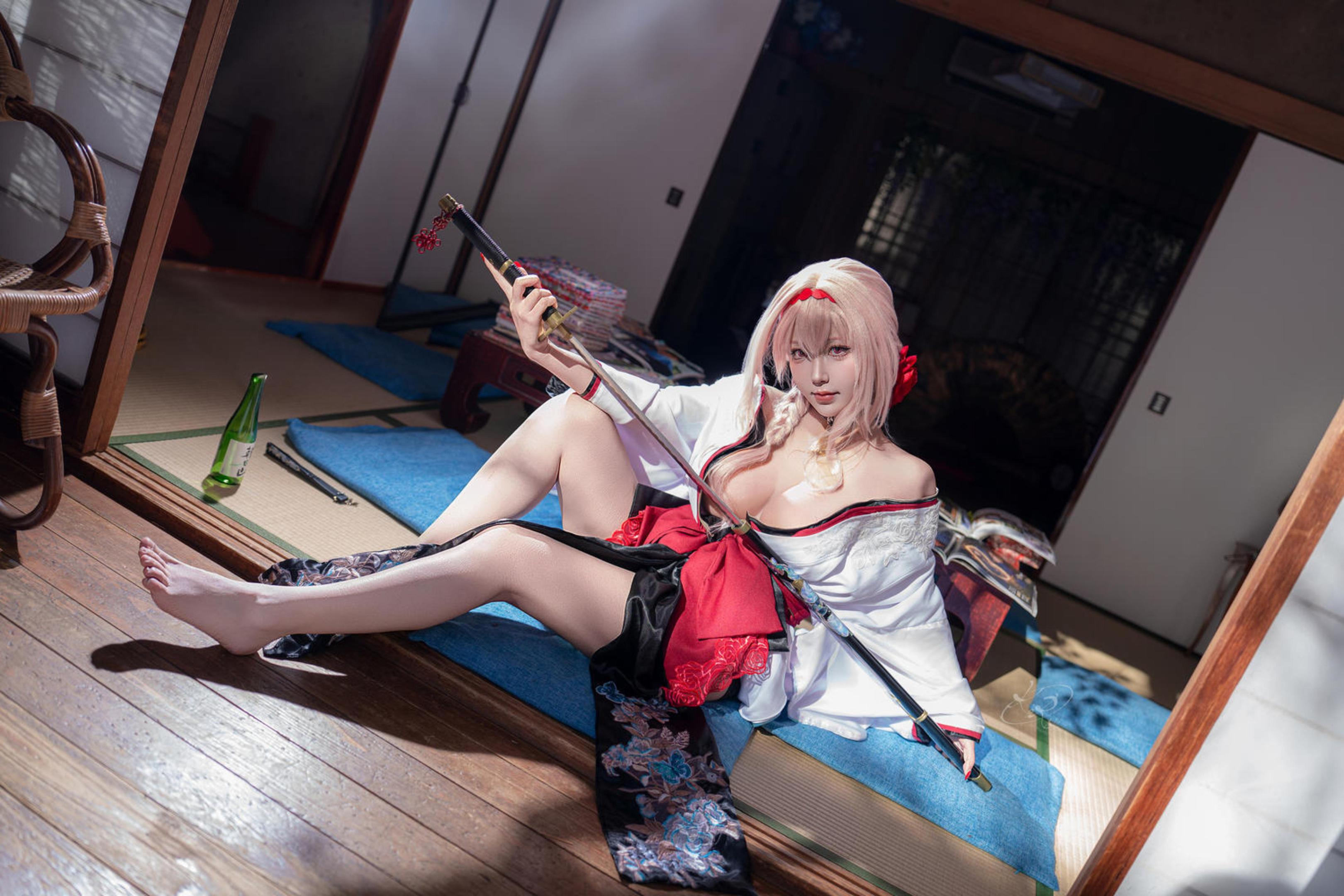 '[cosplay] Celia - Nikke Nữ Thần Chiến Thắng: Hoa Mộng Trong Bóng Tối - Tóc Hồng, Áo Mỏng Vai Trần, Ngực Lớn Chân Dài 39P'