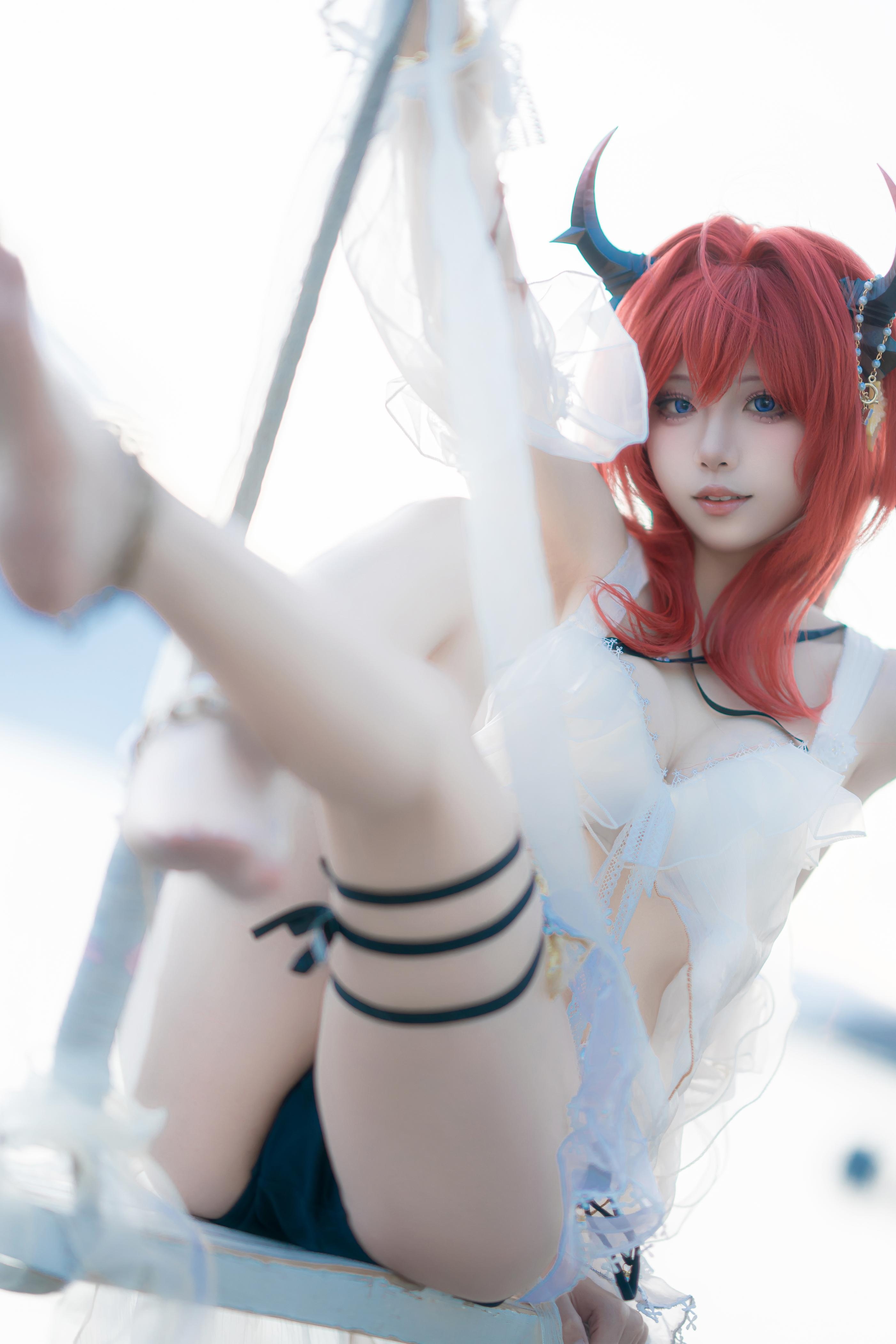 [costume扮演] 纸悦Etsu_ko - 明日方舟 史尔特尔 泳裝：紅髮惡魔角輕紗水景還原 37P