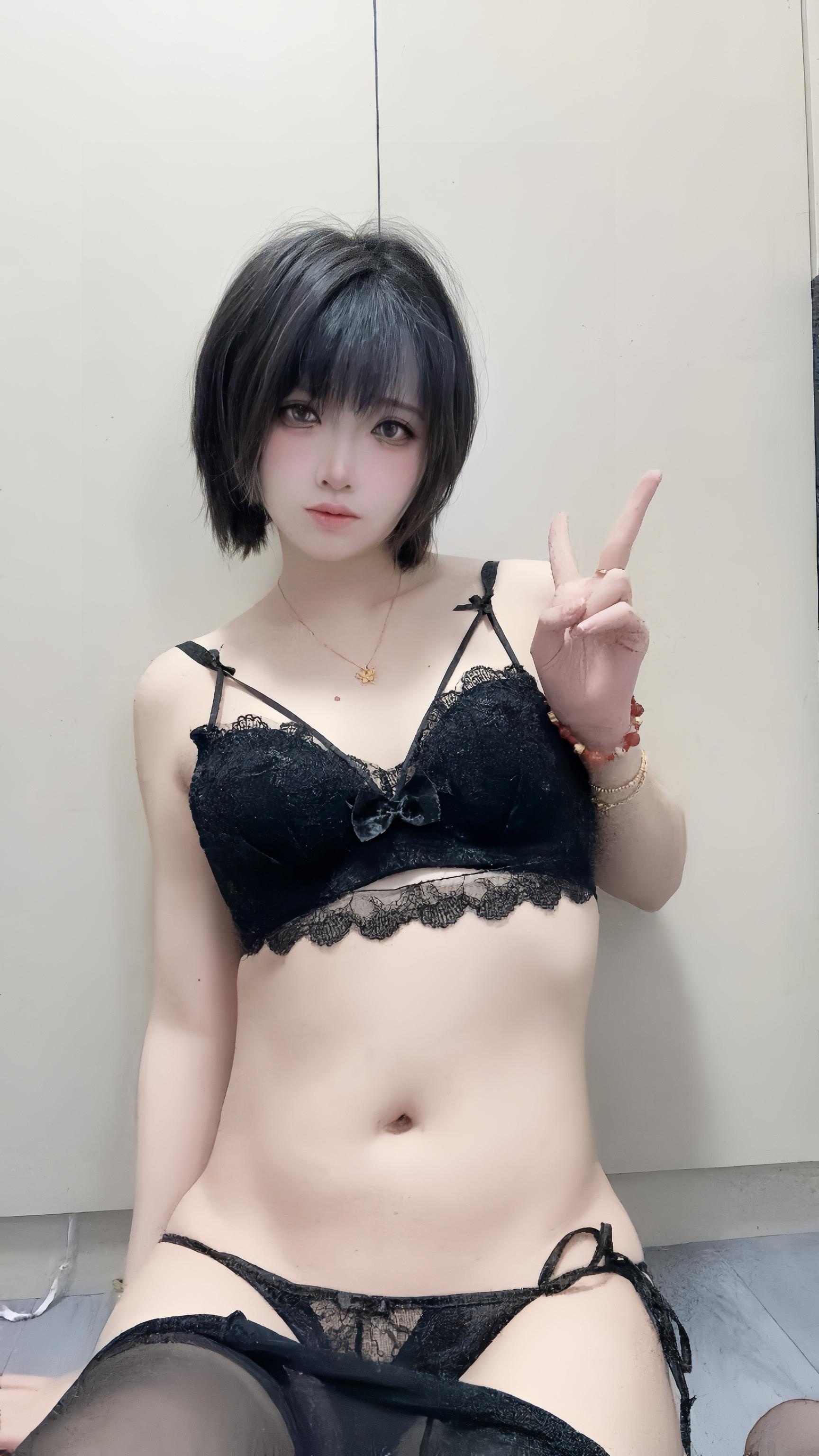 [私房] 미친 고양이ss - 2025년 6월 회원 구독: 집에서 찍은 노출 속옷, 흰색 스타킹 미녀 다리 대작 60P3V