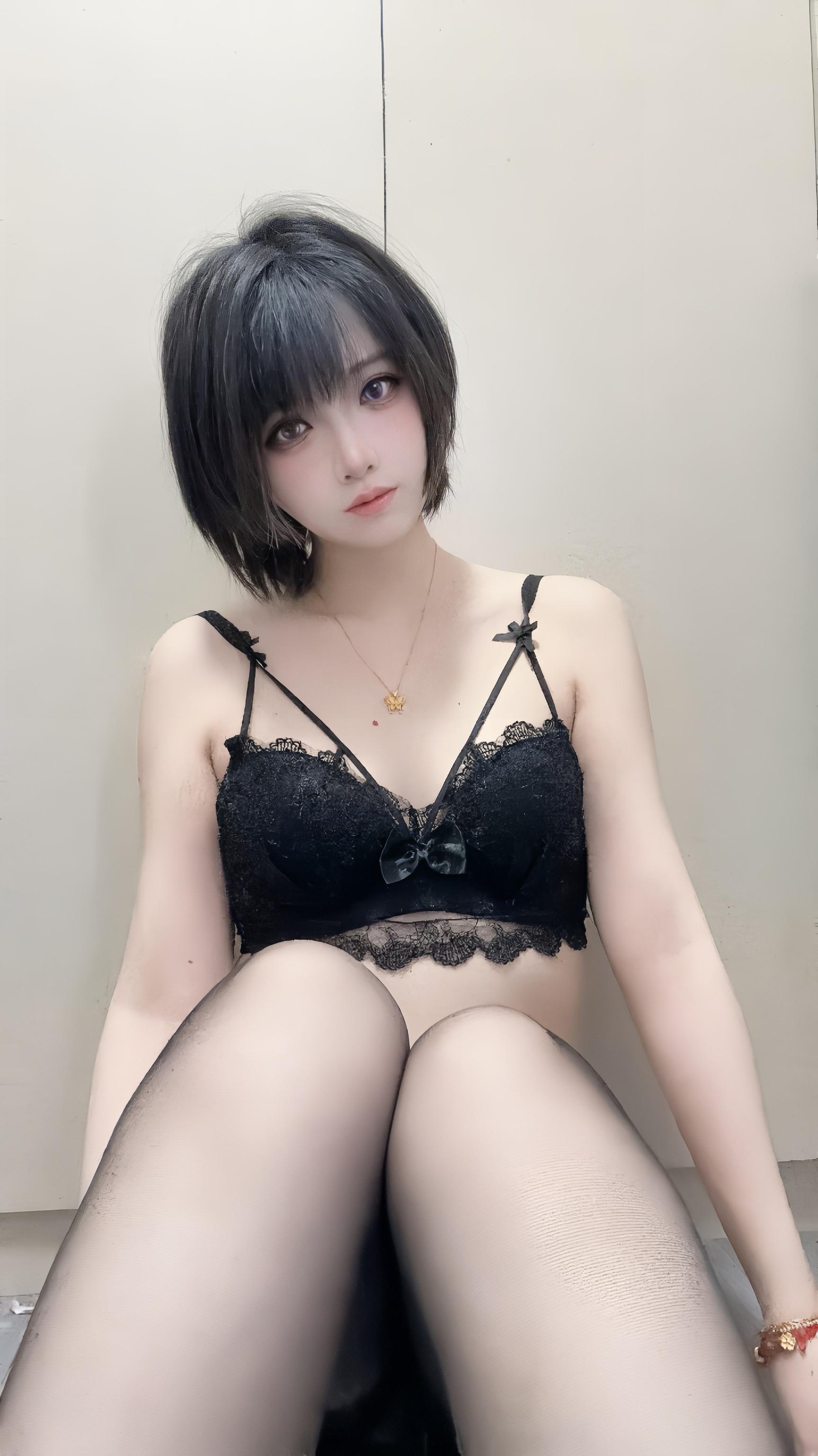 [私房] 미친 고양이ss - 2025년 6월 회원 구독: 집에서 찍은 노출 속옷, 흰색 스타킹 미녀 다리 대작 60P3V