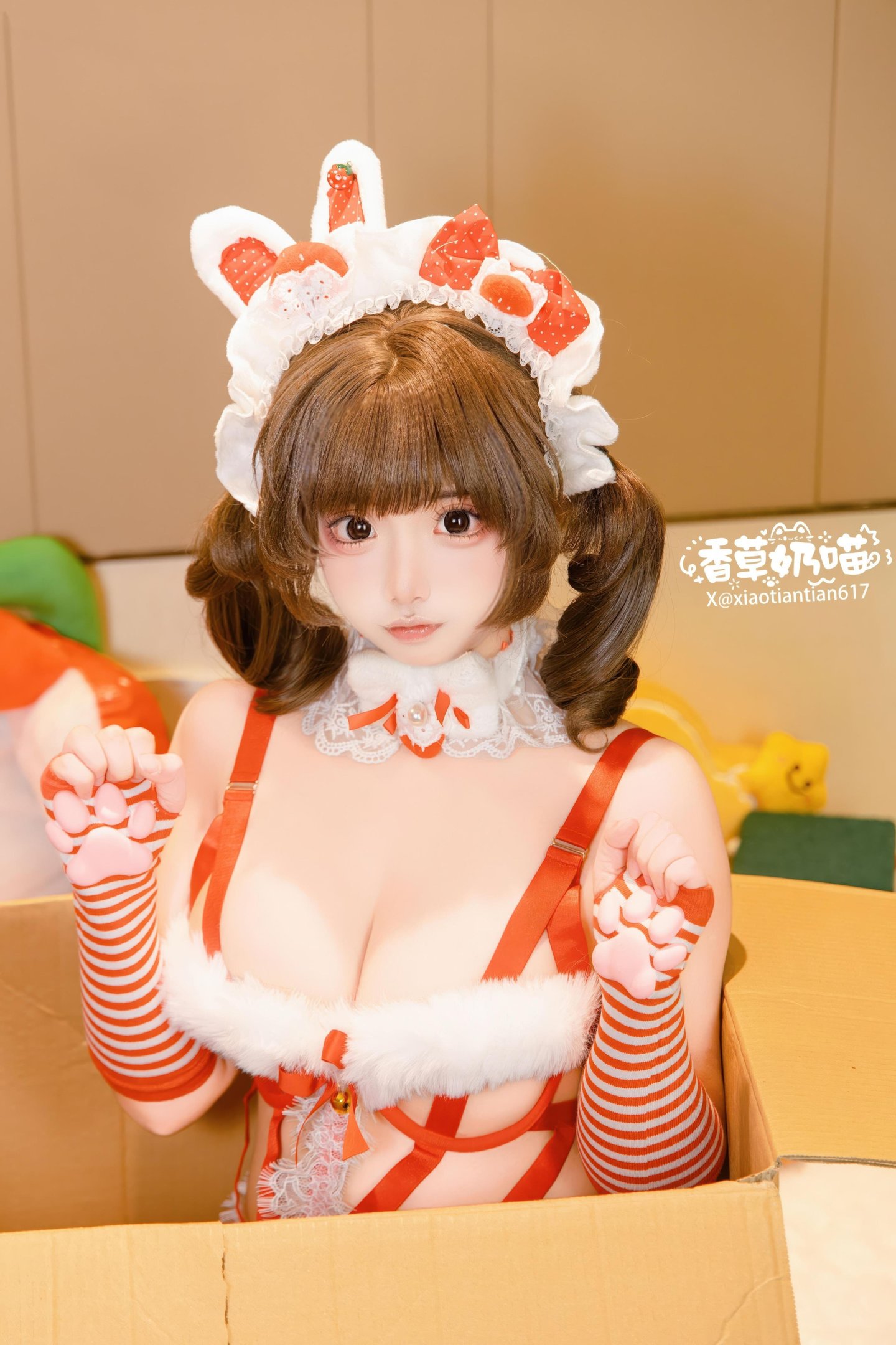 [私房] 香草奶喵 - クリスマスギフト：赤白ウサギ耳セクシーランジェリー 巨乳白ストッキング 大ボリューム135P25V