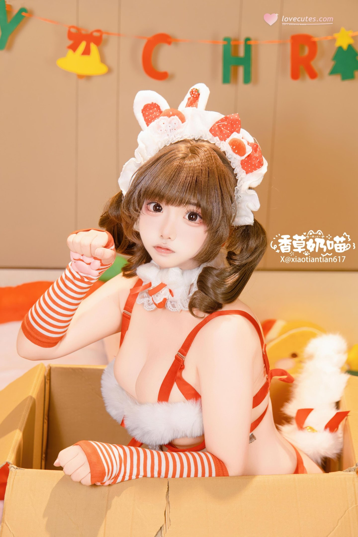 [私房] 香草奶喵 - クリスマスギフト：赤白ウサギ耳セクシーランジェリー 巨乳白ストッキング 大ボリューム135P25V