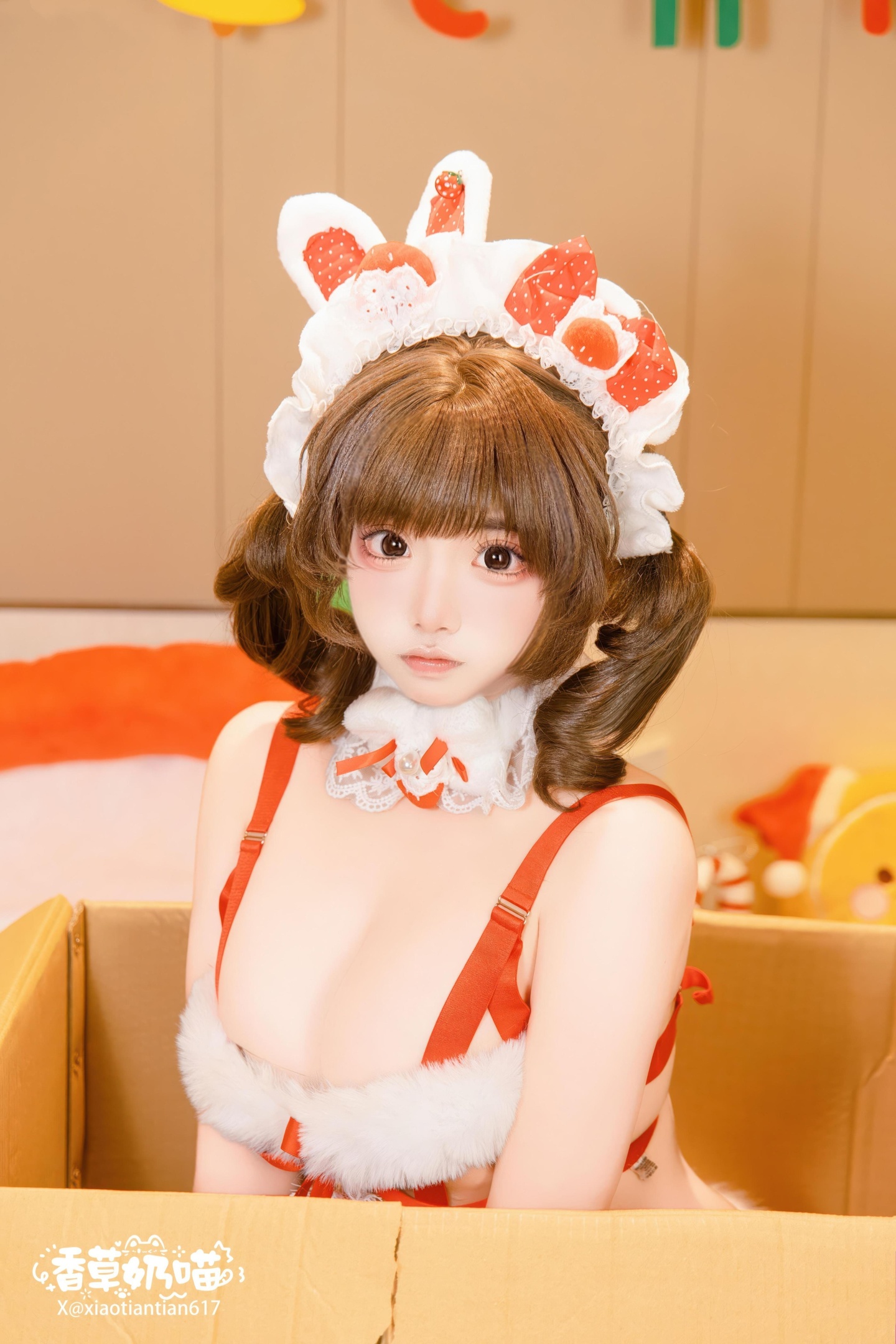 [私房] 香草奶喵 - クリスマスギフト：赤白ウサギ耳セクシーランジェリー 巨乳白ストッキング 大ボリューム135P25V