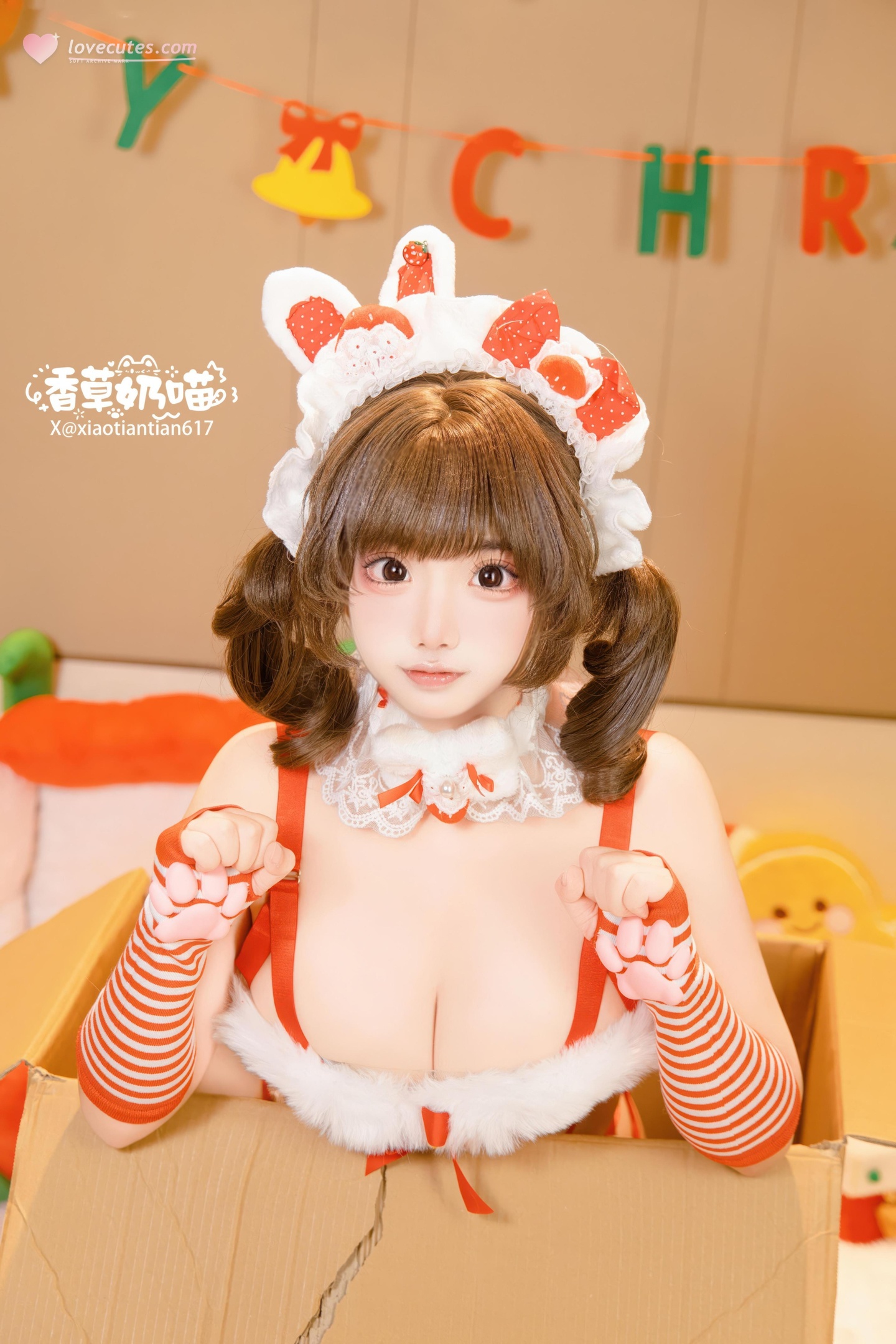 [私房] 香草奶喵 - クリスマスギフト：赤白ウサギ耳セクシーランジェリー 巨乳白ストッキング 大ボリューム135P25V