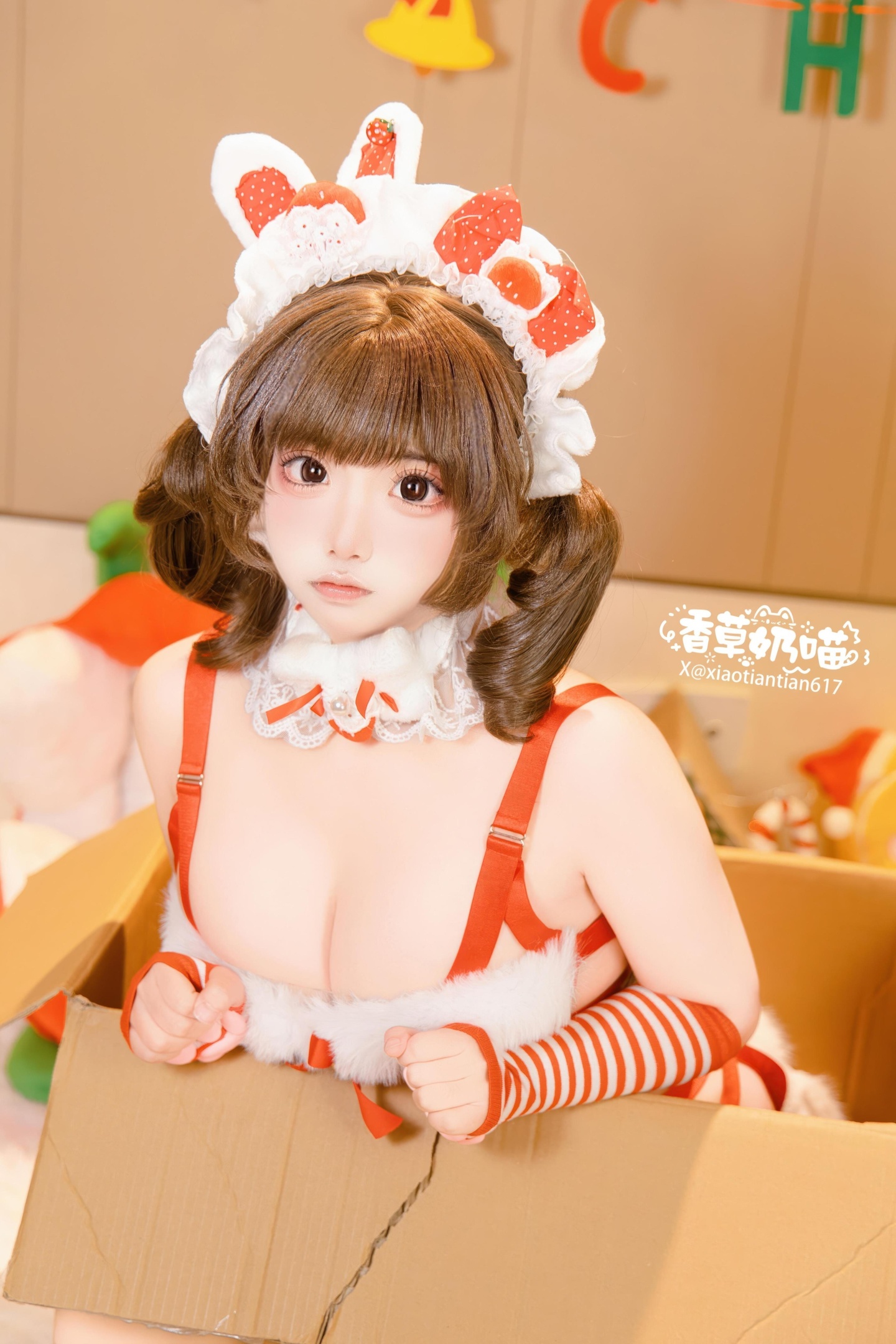 [私房] 香草奶喵 - クリスマスギフト：赤白ウサギ耳セクシーランジェリー 巨乳白ストッキング 大ボリューム135P25V