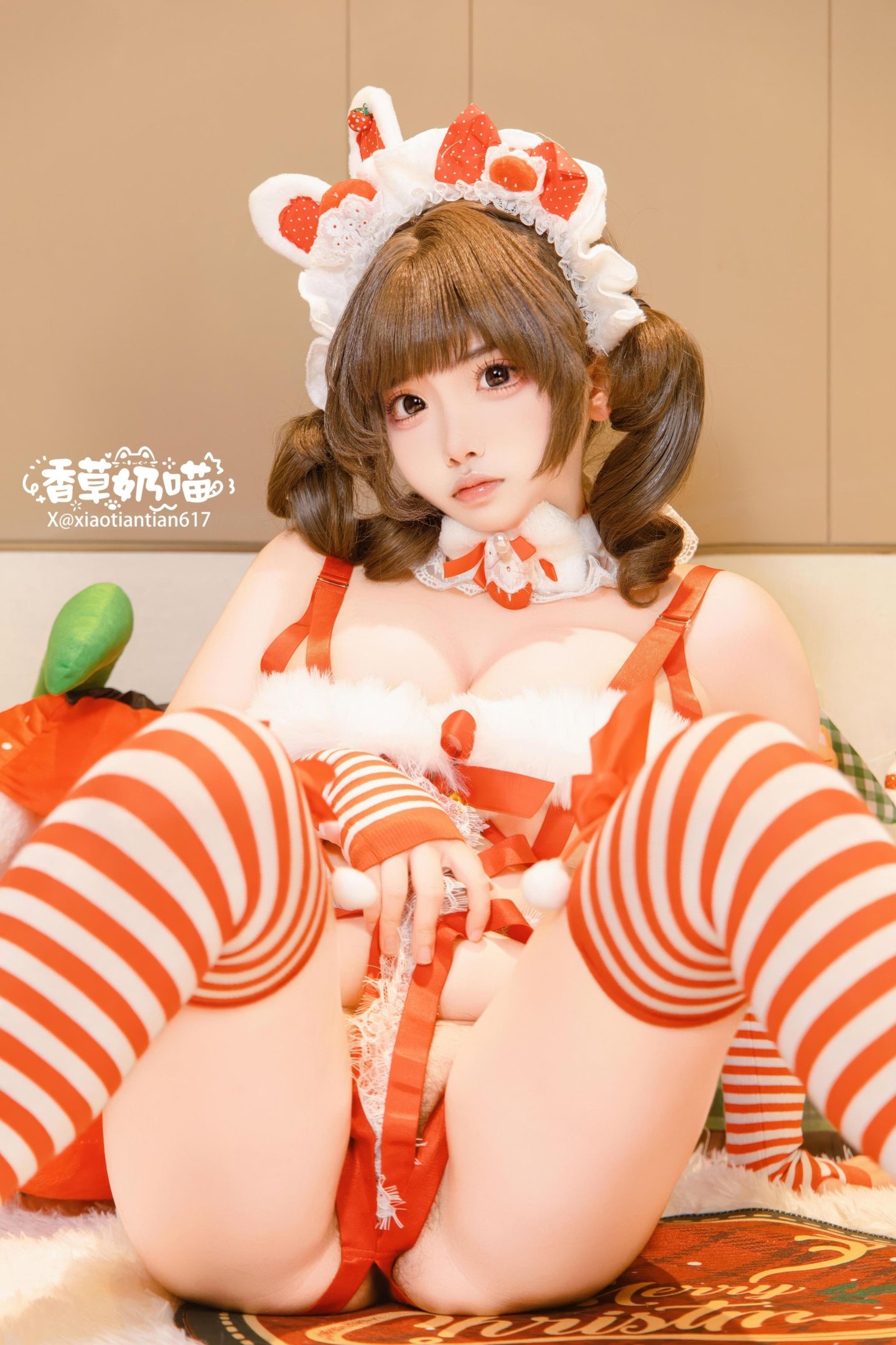 [私房] 香草奶喵 - クリスマスギフト：赤白ウサギ耳セクシーランジェリー 巨乳白ストッキング 大ボリューム135P25V