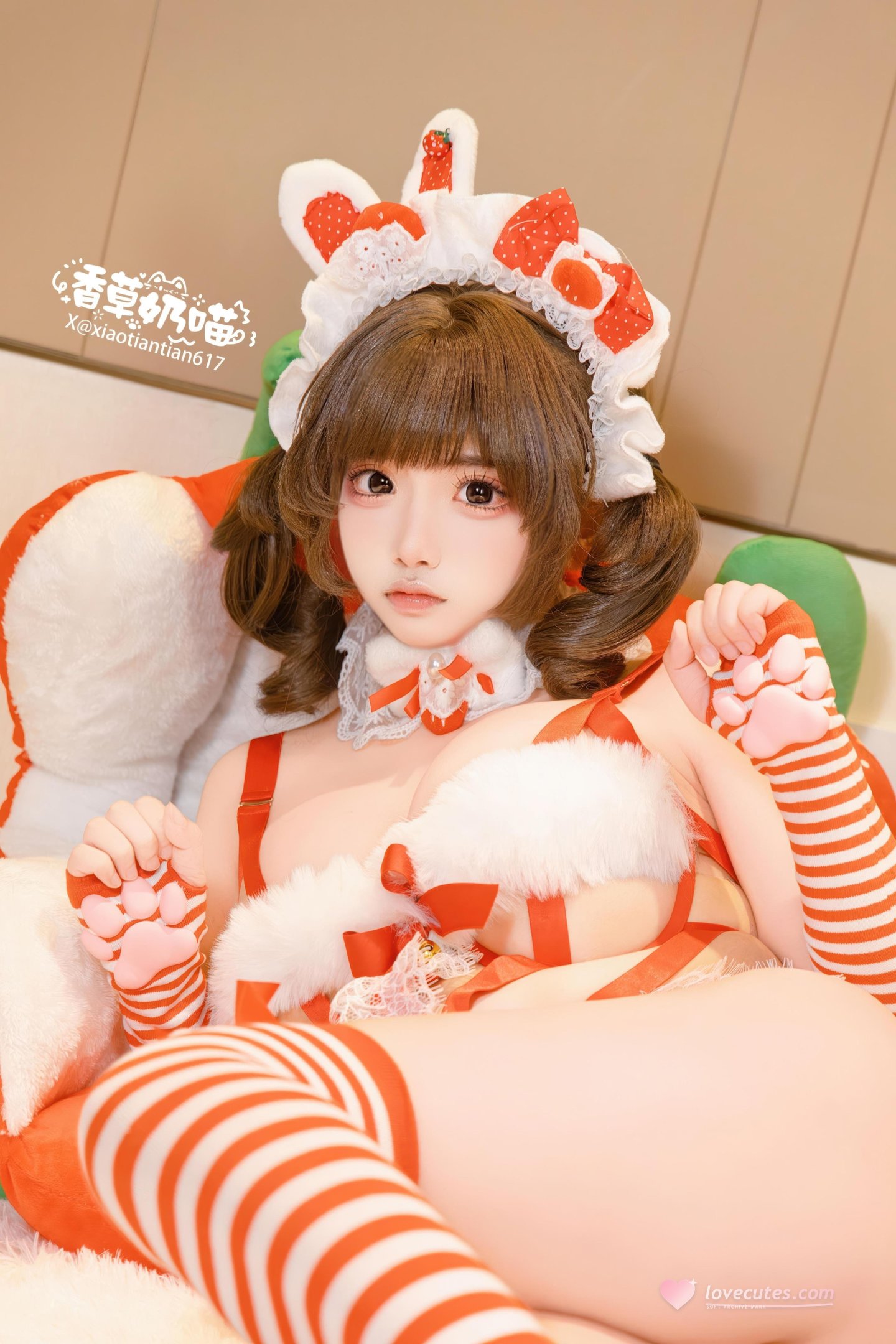 [私房] 香草奶喵 - クリスマスギフト：赤白ウサギ耳セクシーランジェリー 巨乳白ストッキング 大ボリューム135P25V