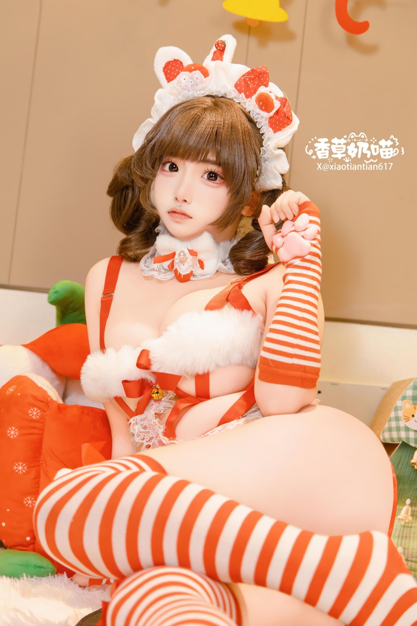 [私房] 香草奶喵 - クリスマスギフト：赤白ウサギ耳セクシーランジェリー 巨乳白ストッキング 大ボリューム135P25V