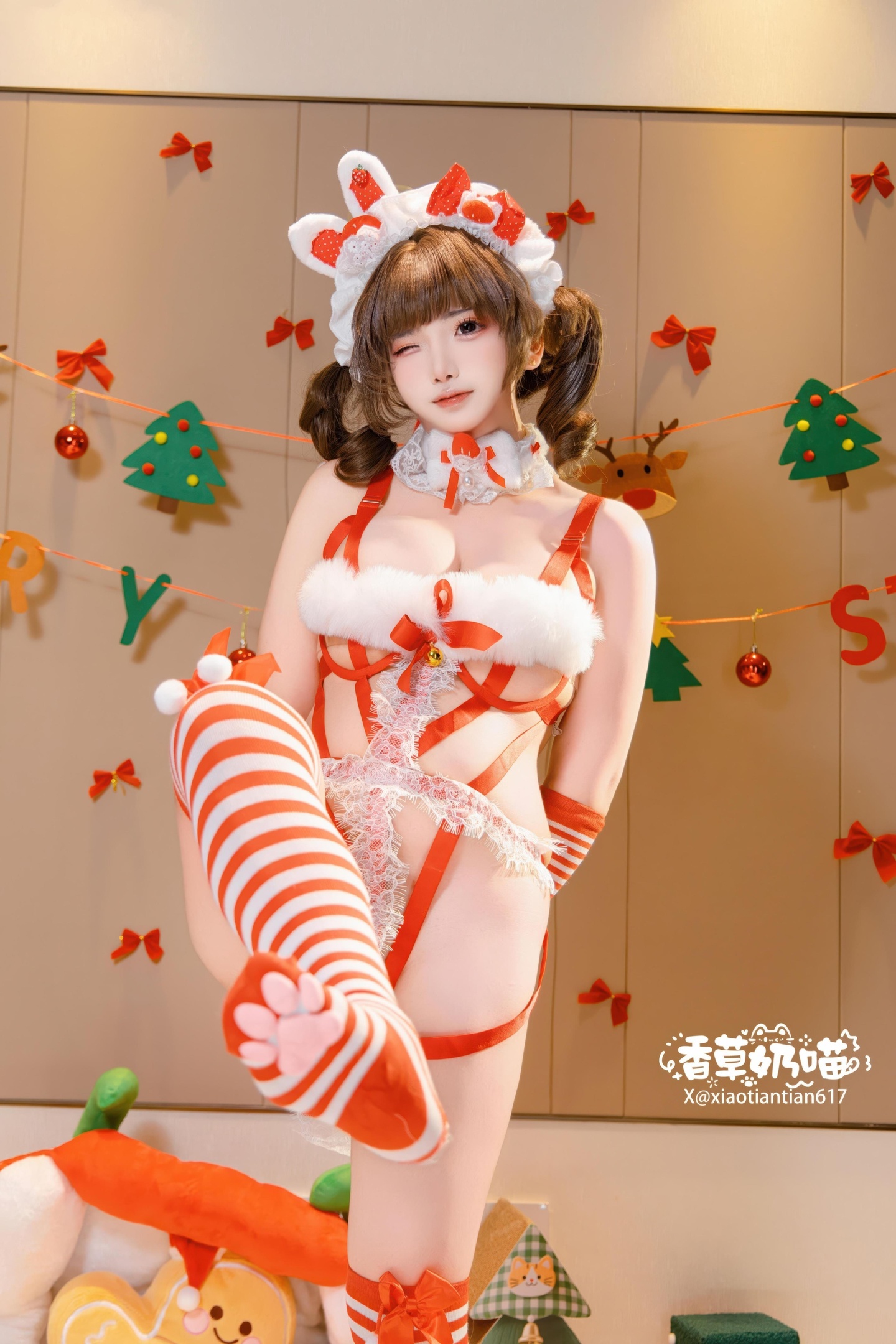 [私房] 香草奶喵 - クリスマスギフト：赤白ウサギ耳セクシーランジェリー 巨乳白ストッキング 大ボリューム135P25V